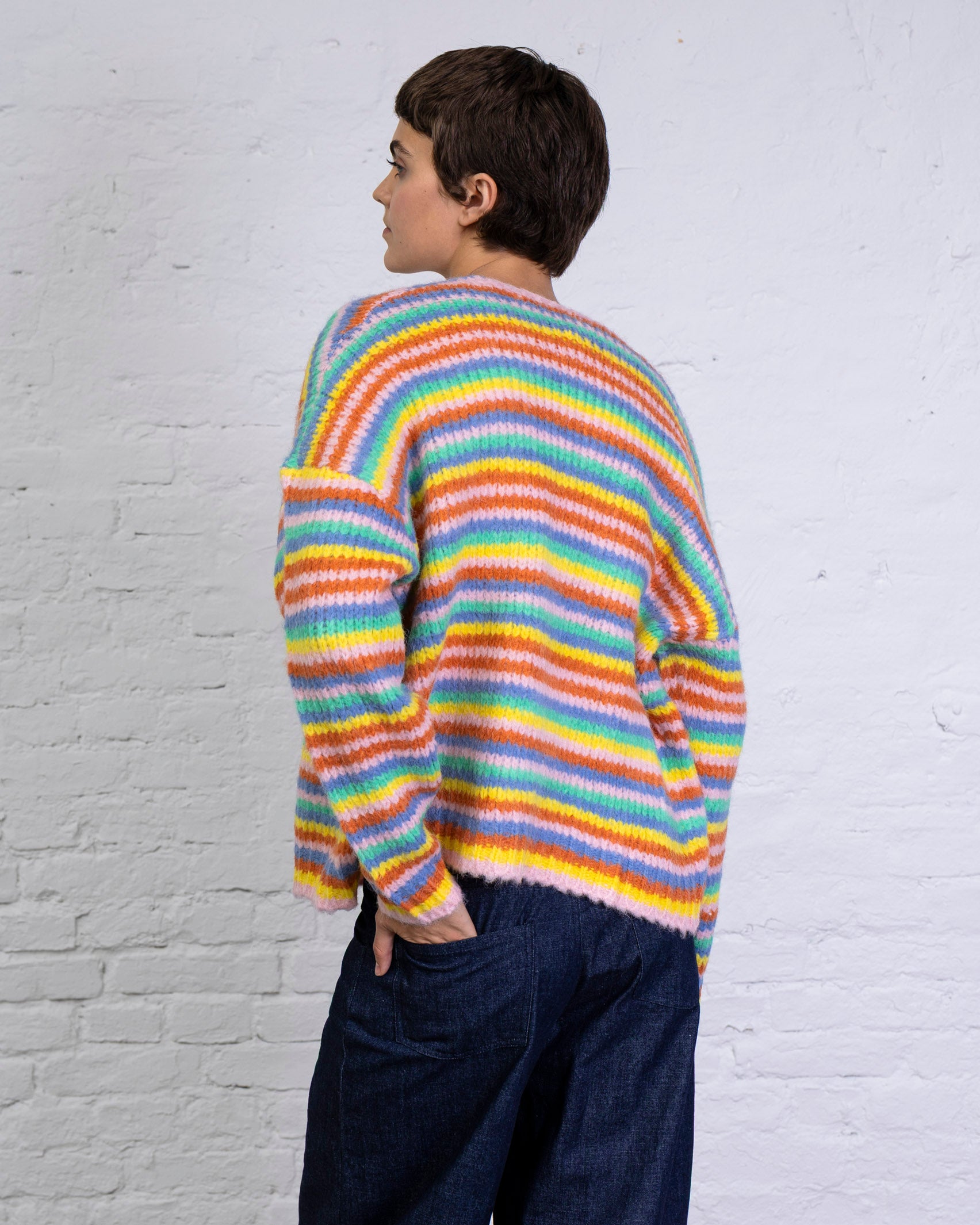 Strickjacke in Regenbogenfarben
