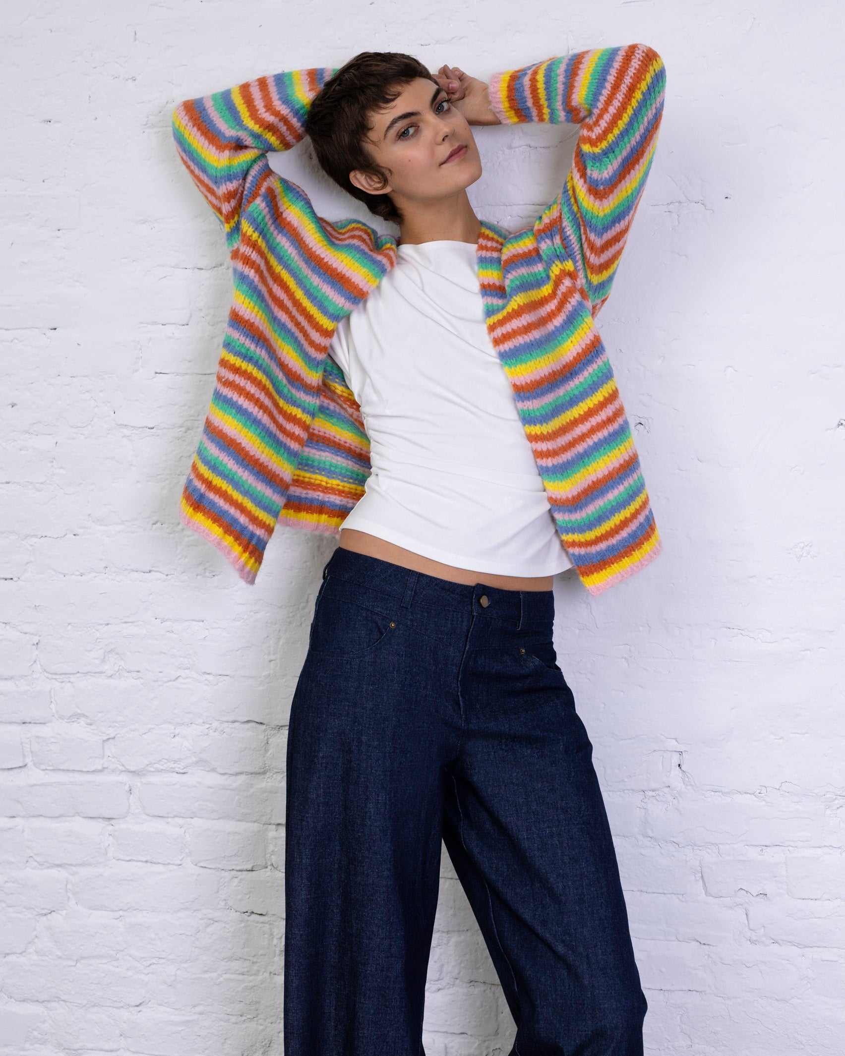Strickjacke in Regenbogenfarben