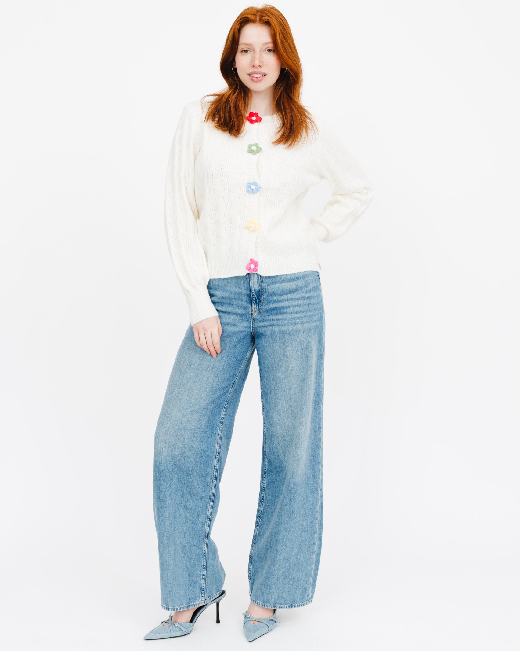 Strickjacke mit Blumen Knöpfen - Broke + Schön