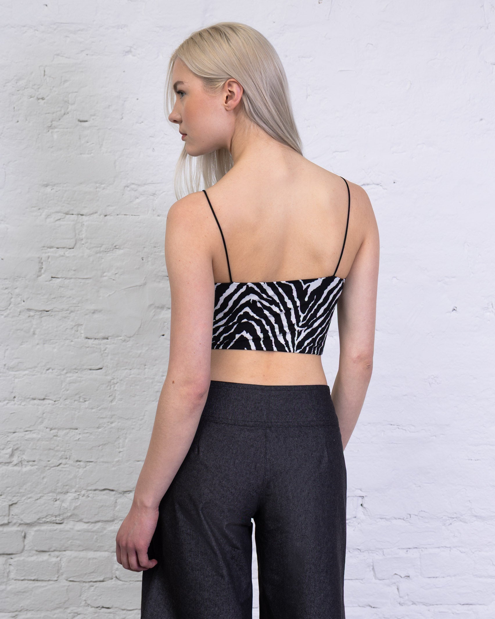 Basic Top mit tiefem Rückenausschnitt mit Zebraprint