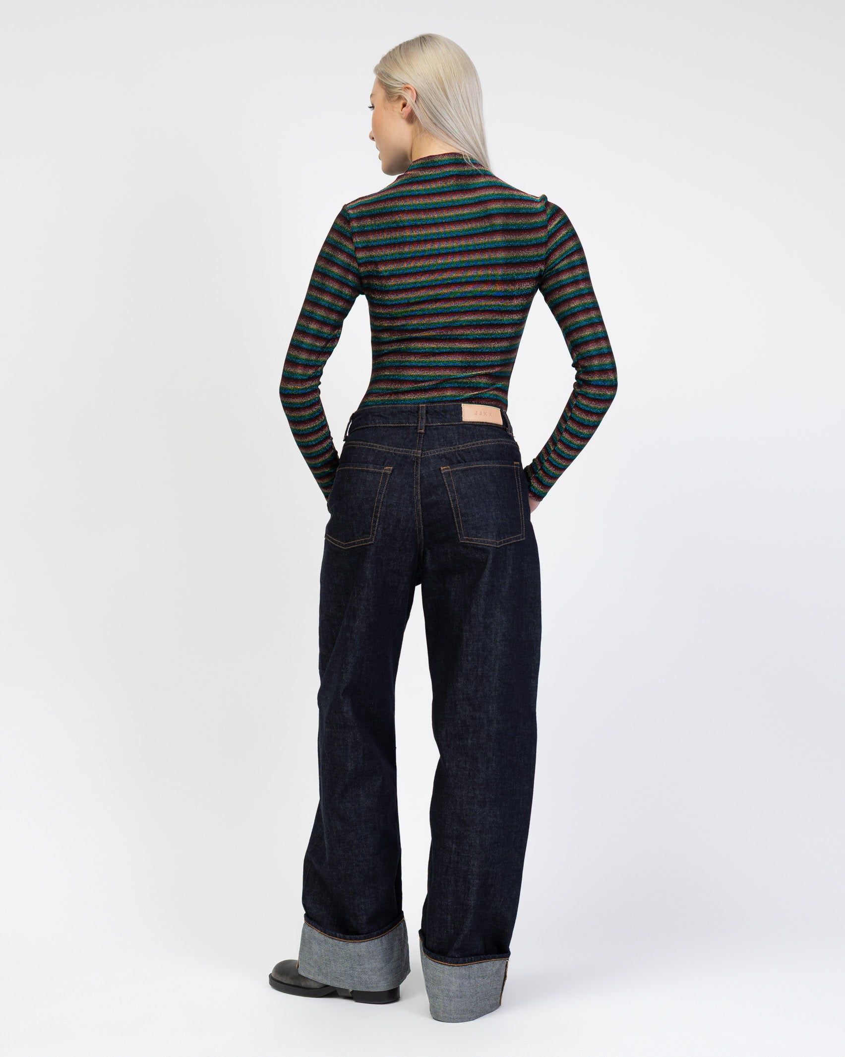 Body mit bunt glitzernden Streifen