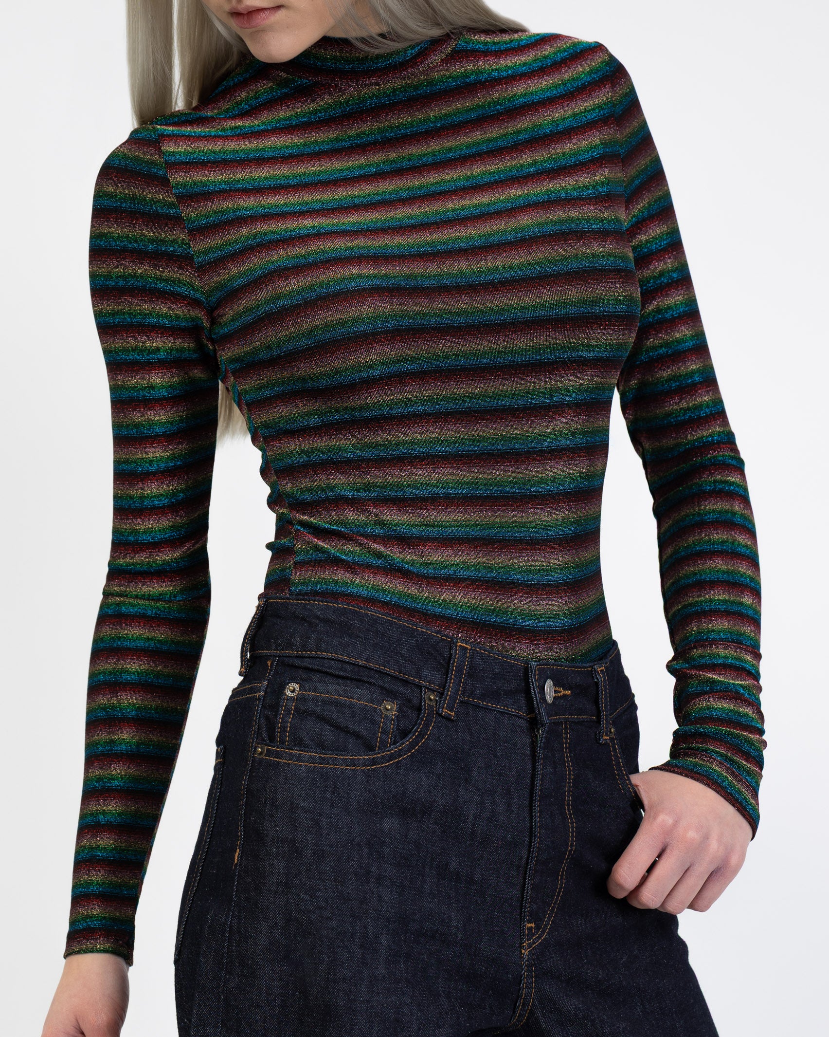 Body mit bunt glitzernden Streifen