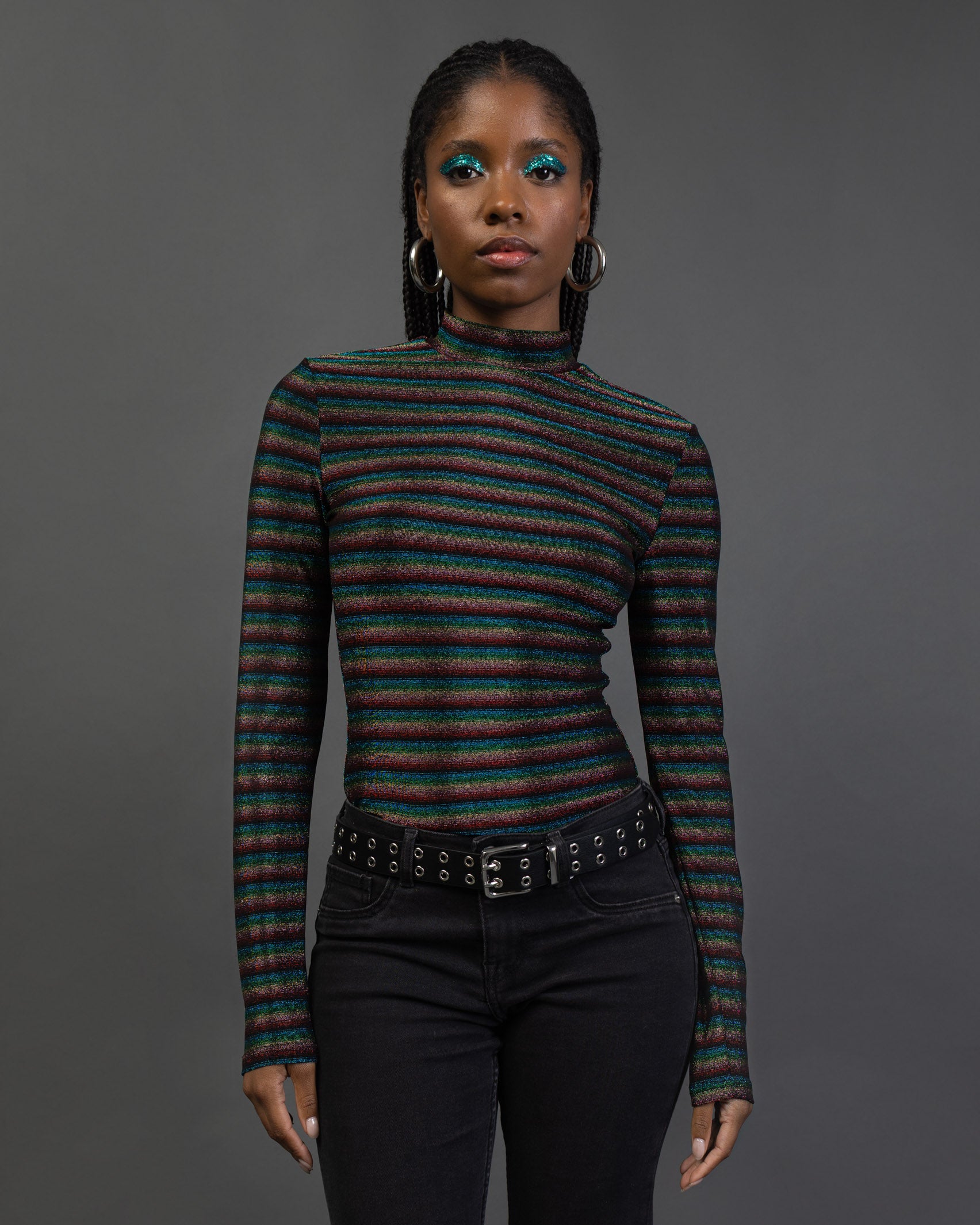 Body mit bunt glitzernden Streifen