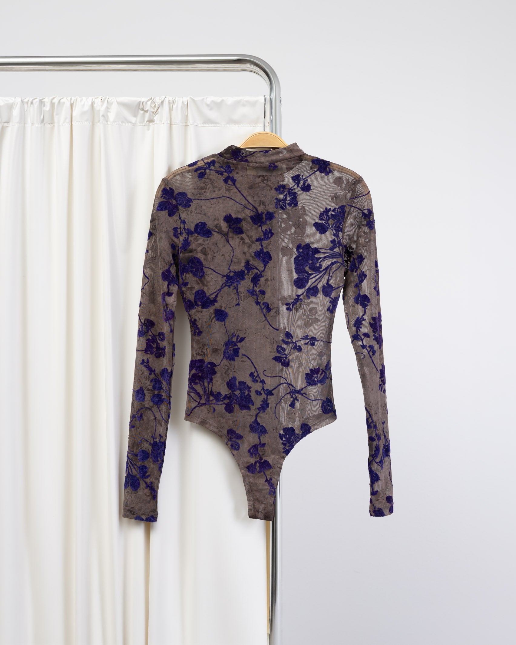 Mesh Body mit samtigem Blumenprint