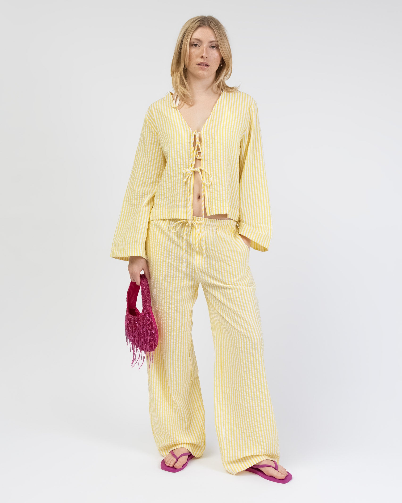 Lockere, gestreifte Bluse mit Bindebändern