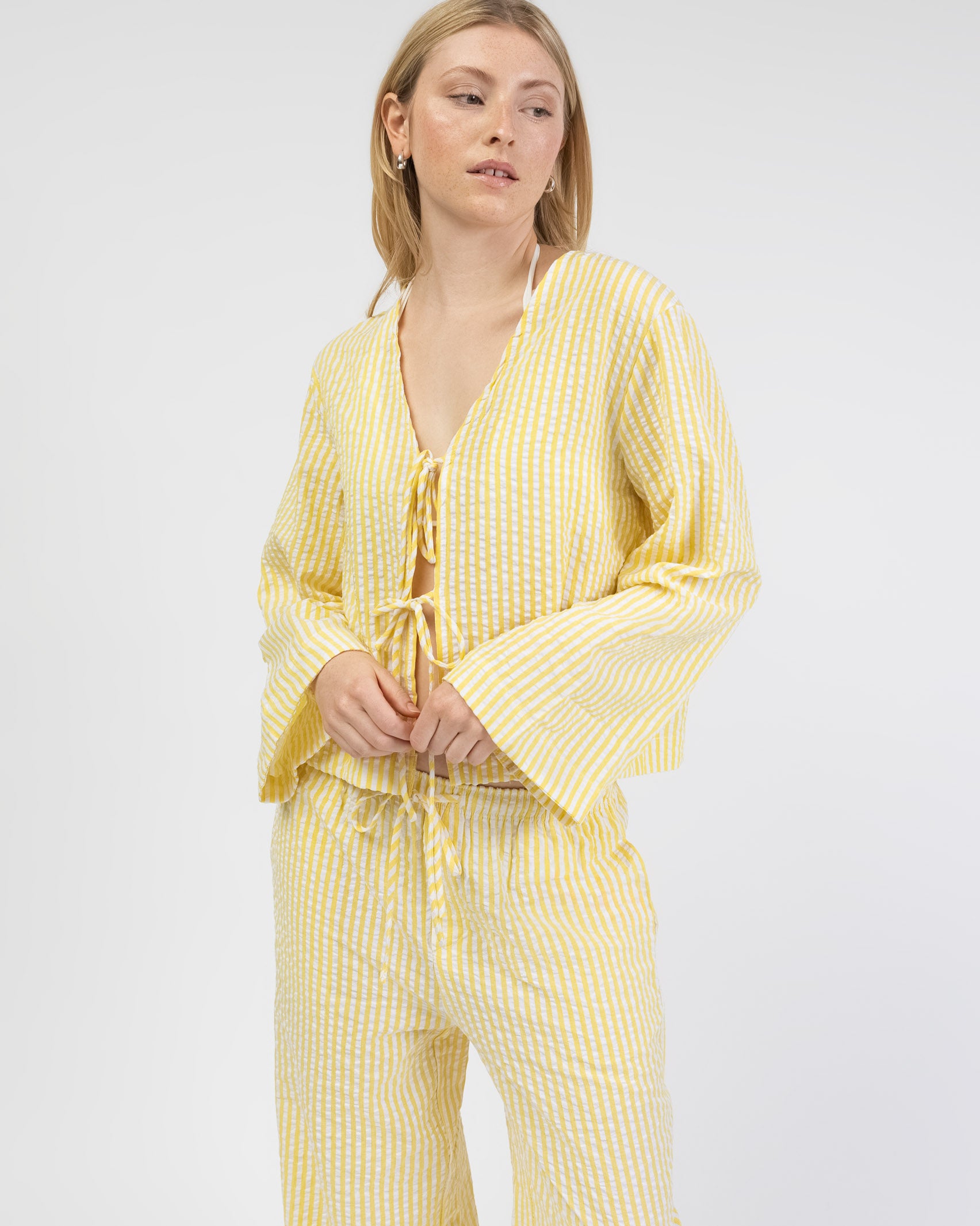 Lockere, gestreifte Bluse mit Bindebändern