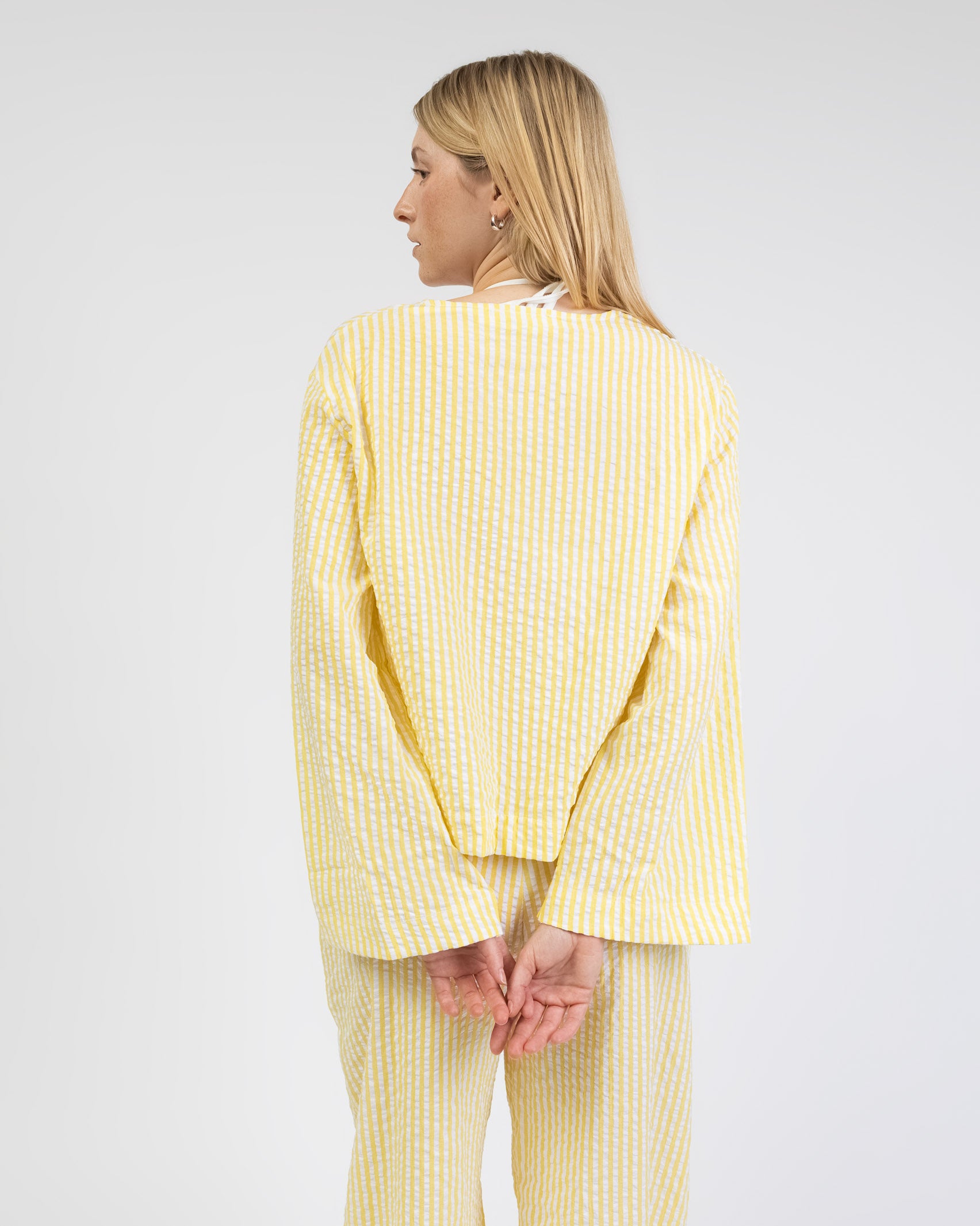 Lockere, gestreifte Bluse mit Bindebändern