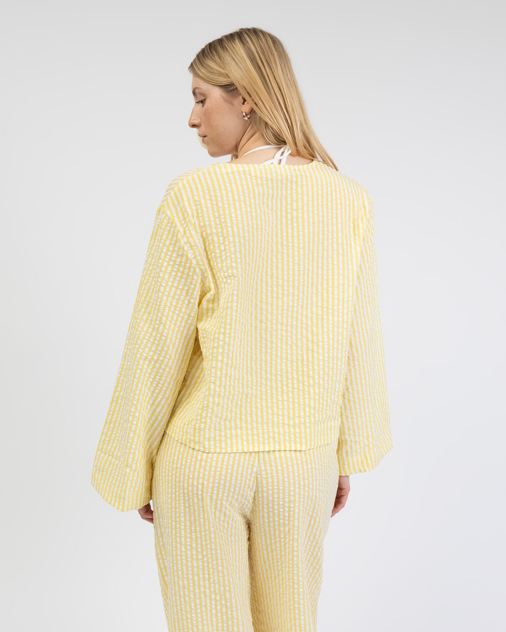 Lockere, gestreifte Bluse mit Bindebändern