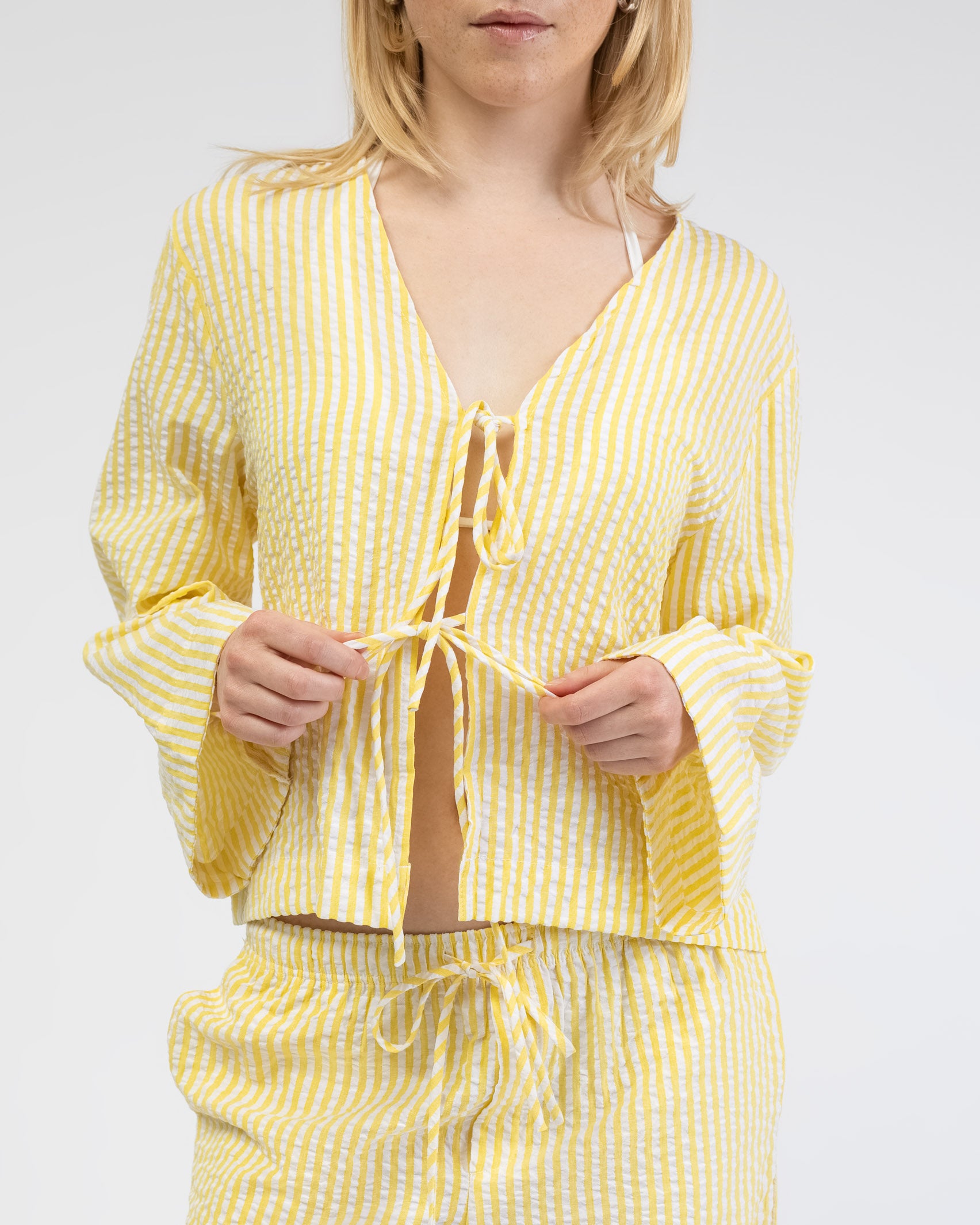 Lockere, gestreifte Bluse mit Bindebändern