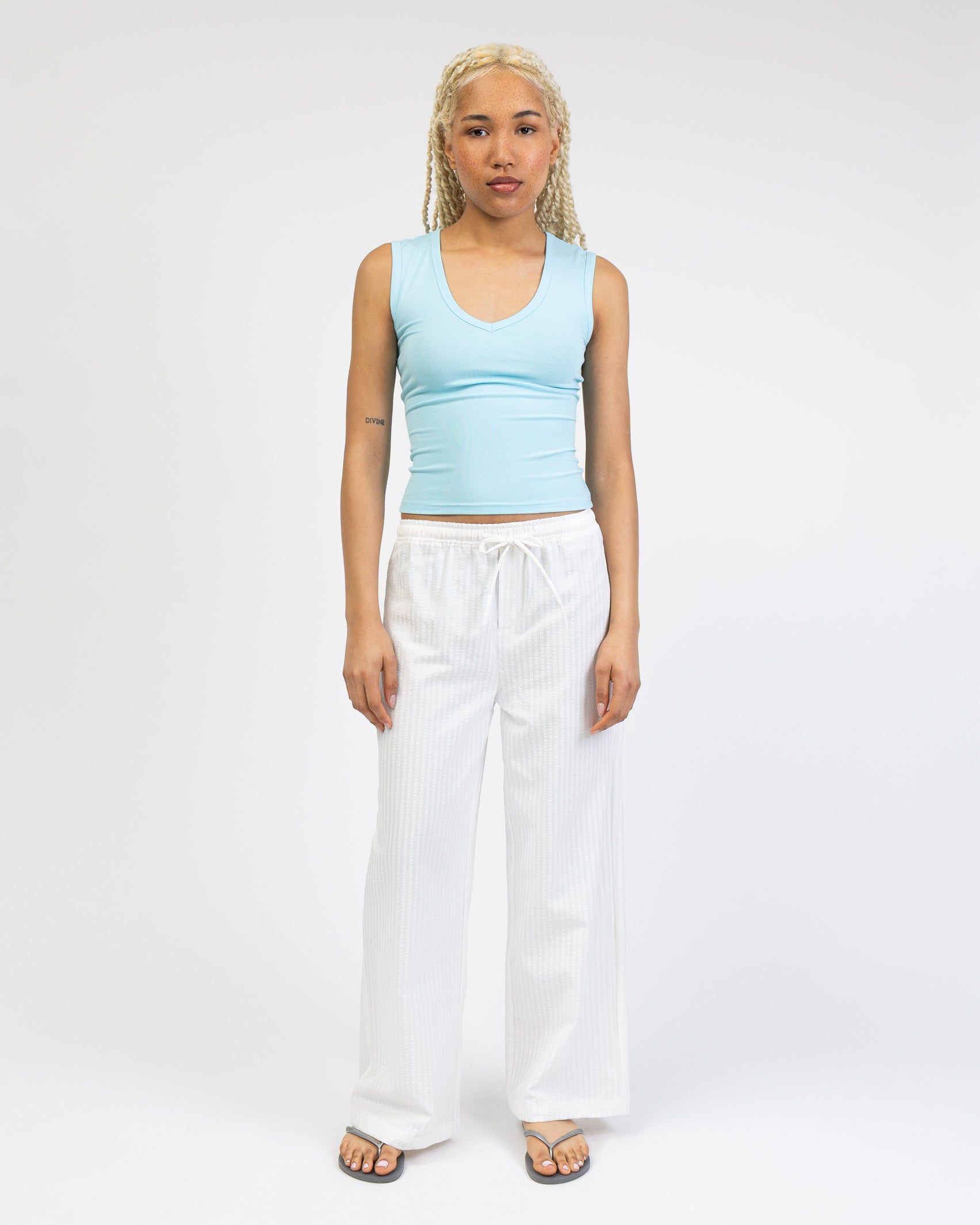 Lockere, weiße Stoffhose