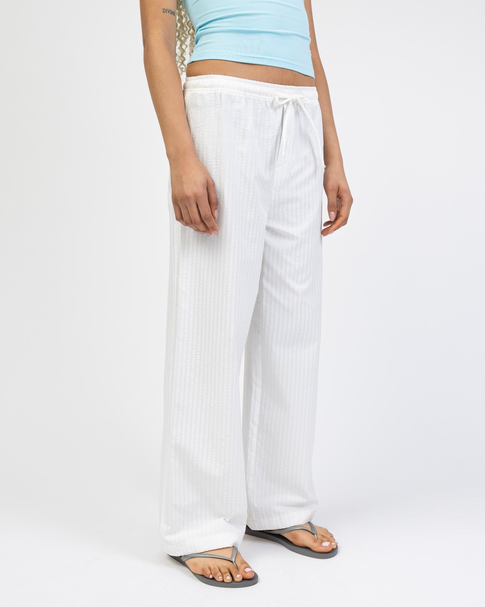 Lockere, weiße Stoffhose
