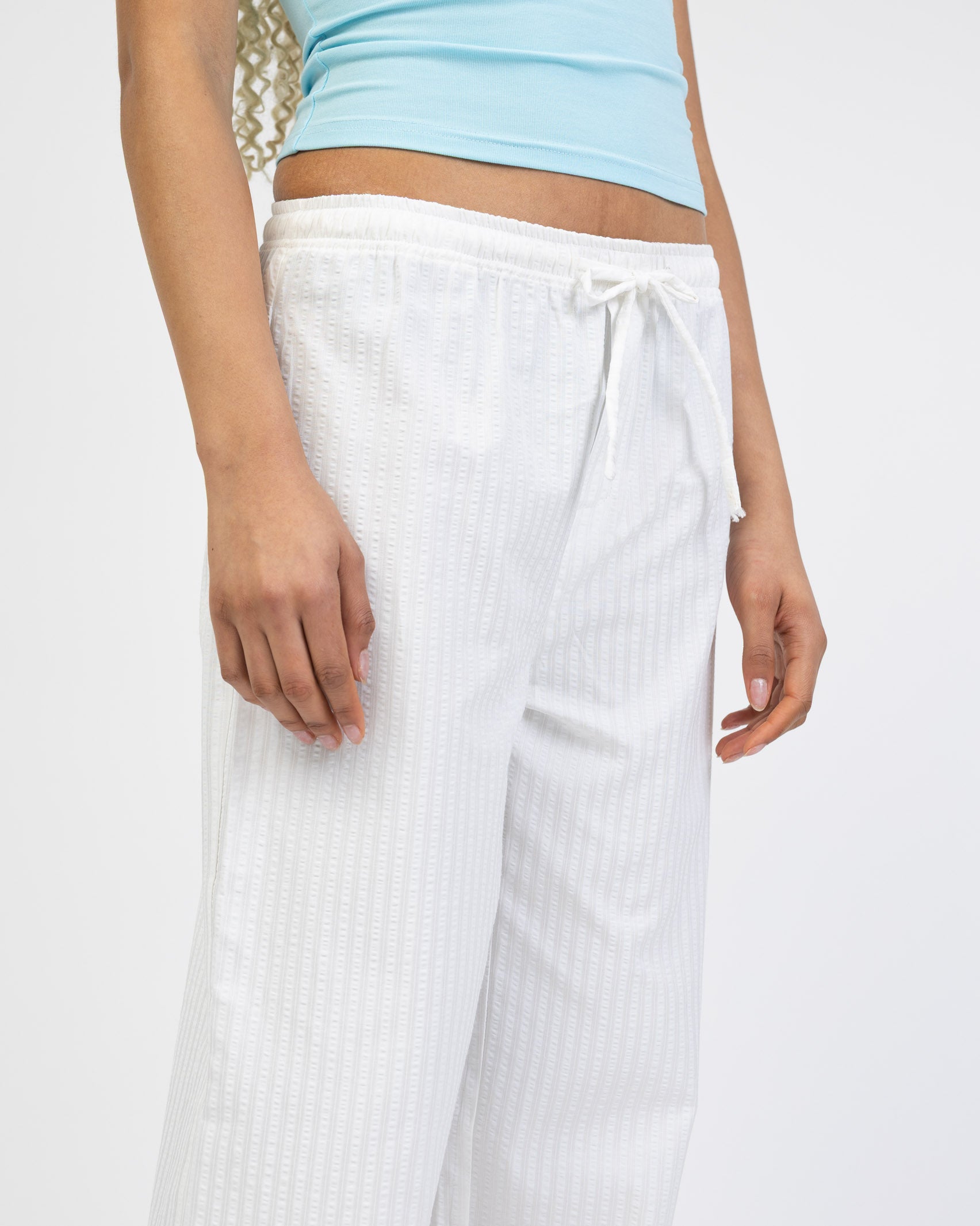 Lockere, weiße Stoffhose