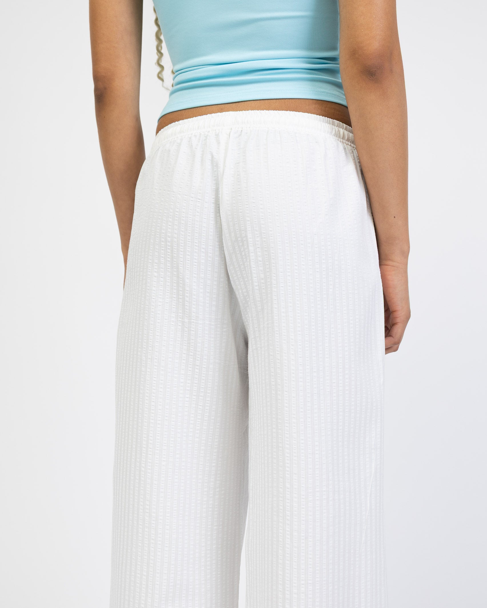 Lockere, weiße Stoffhose