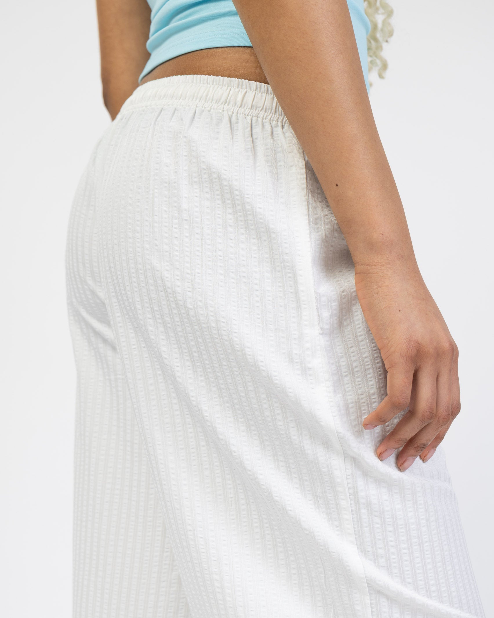 Lockere, weiße Stoffhose