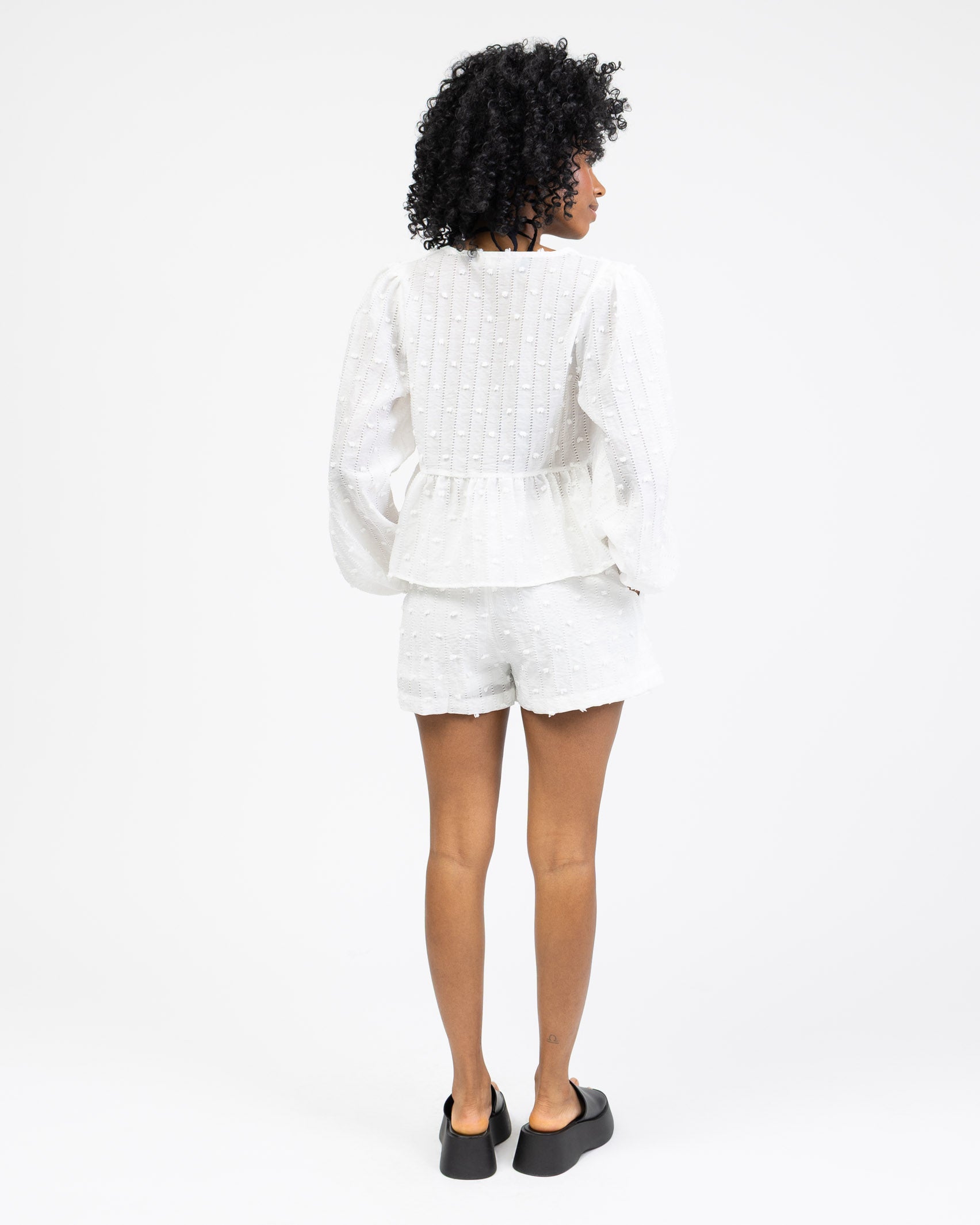 Shorts mit Stickereien