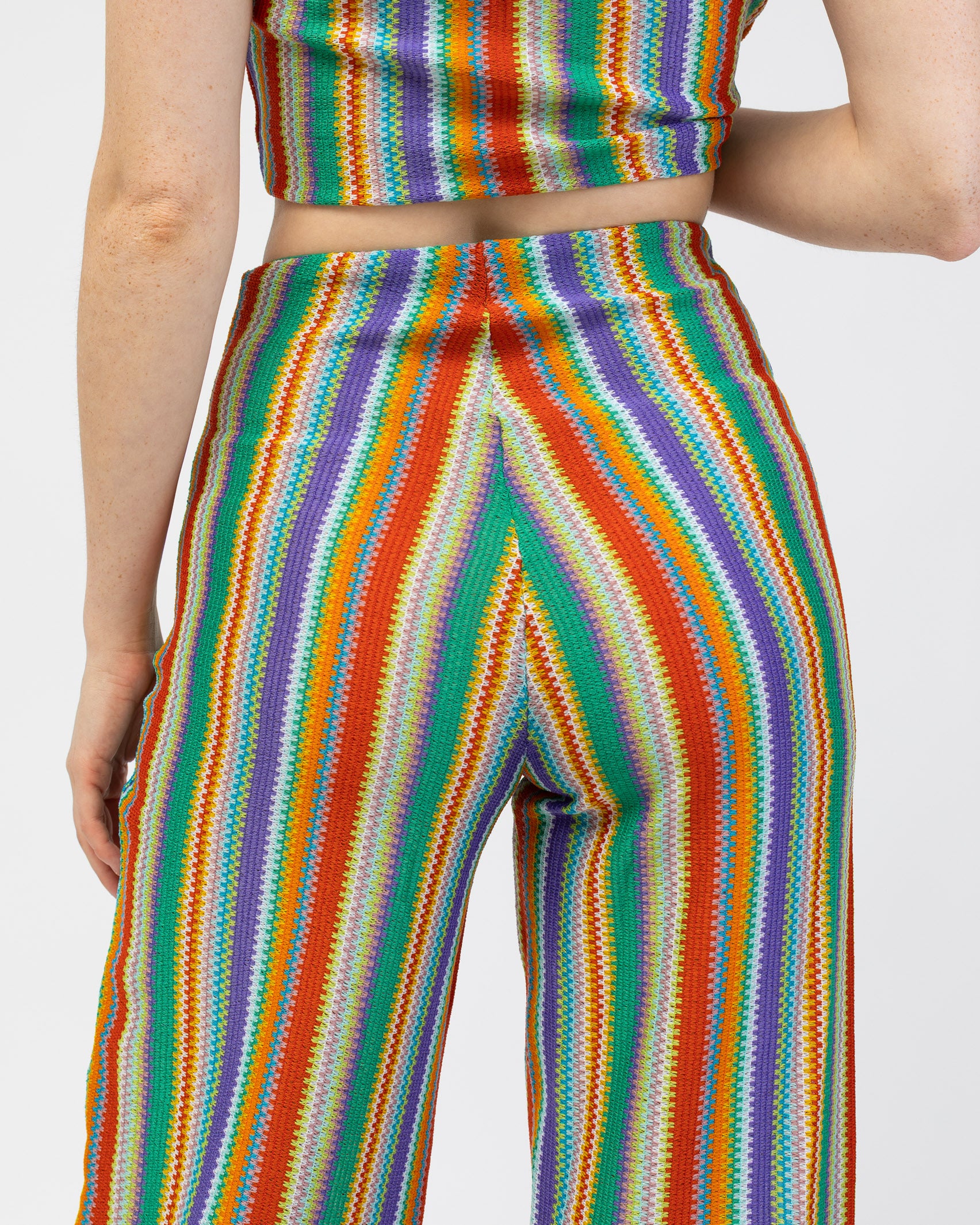 Bunte Hose in Häkeloptik