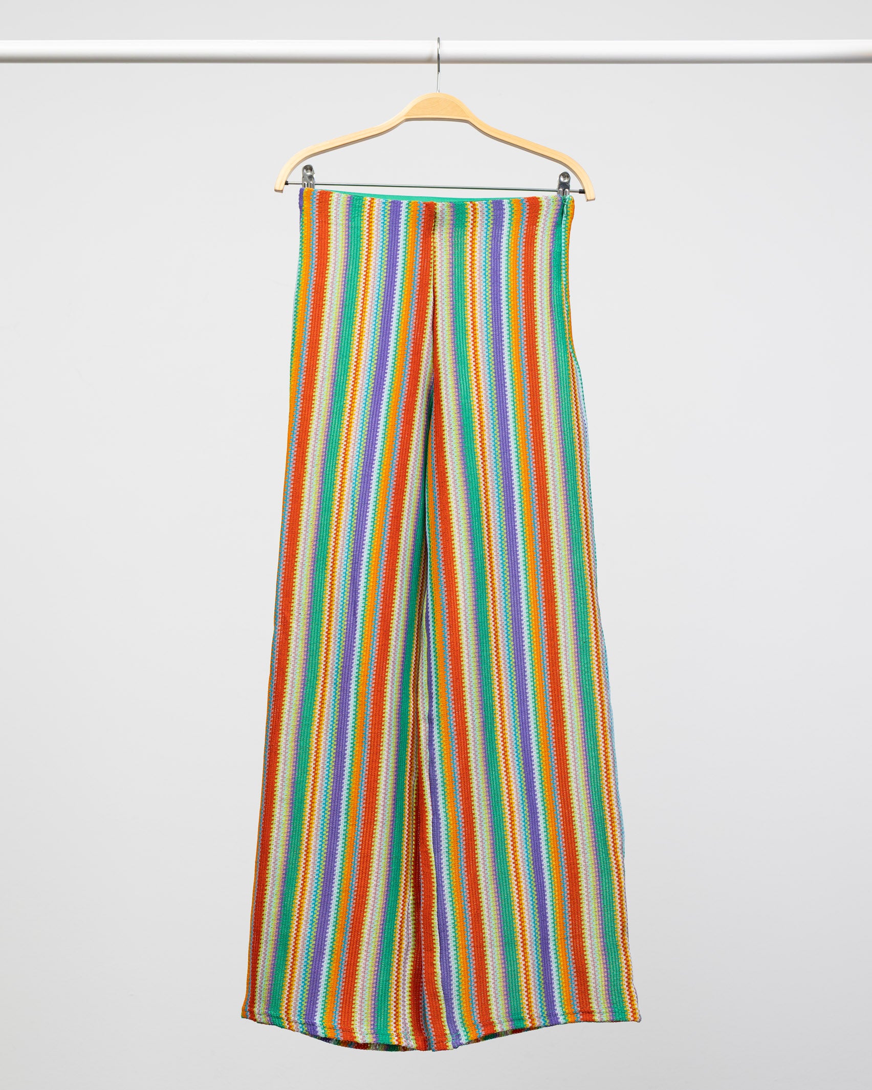 Bunte Hose in Häkeloptik