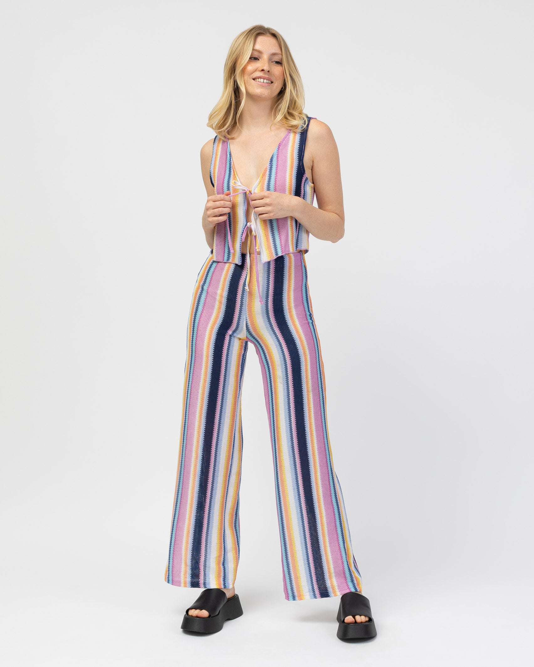 Bunte Hose in Häkeloptik