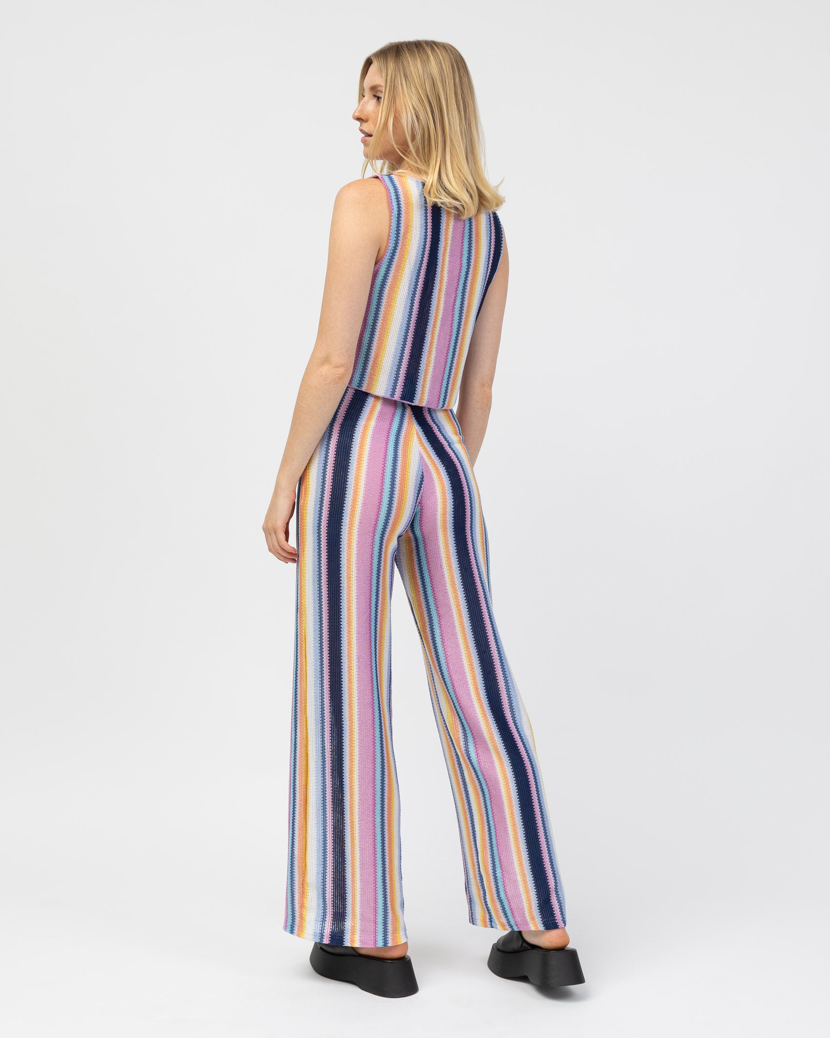 Bunte Hose in Häkeloptik