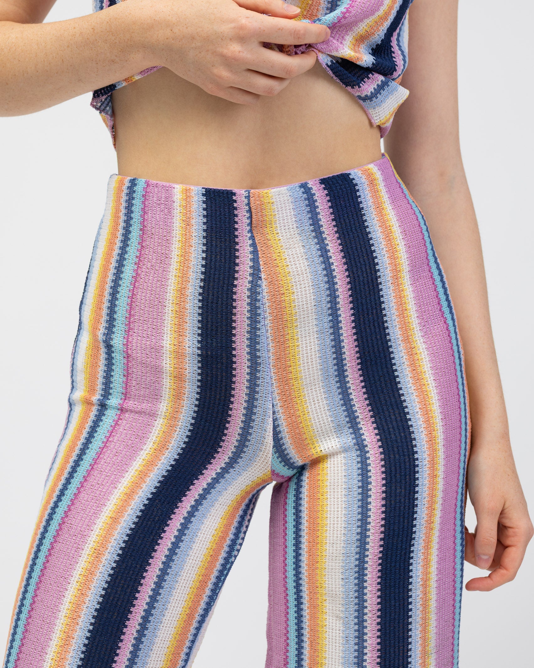 Bunte Hose in Häkeloptik