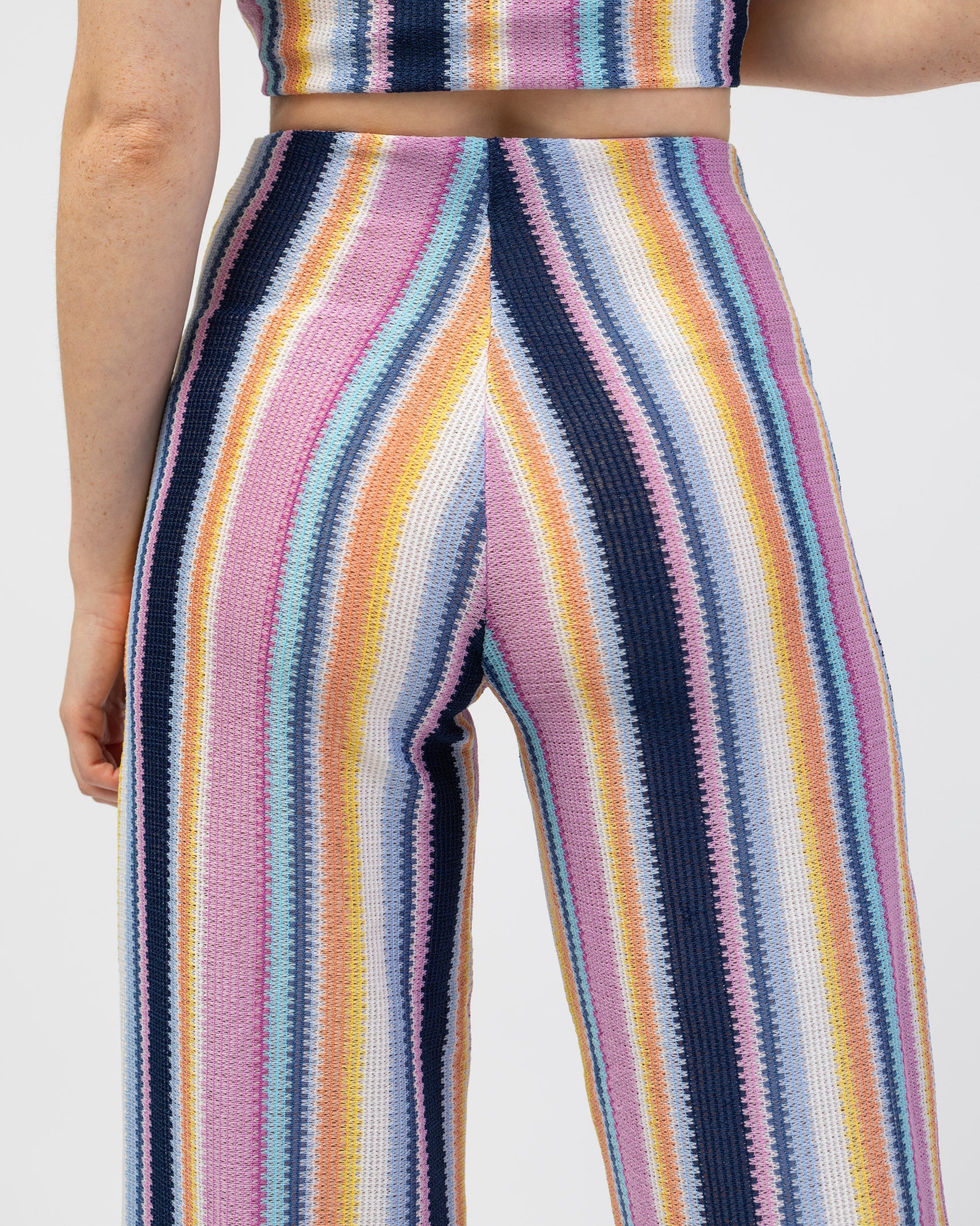 Bunte Hose in Häkeloptik