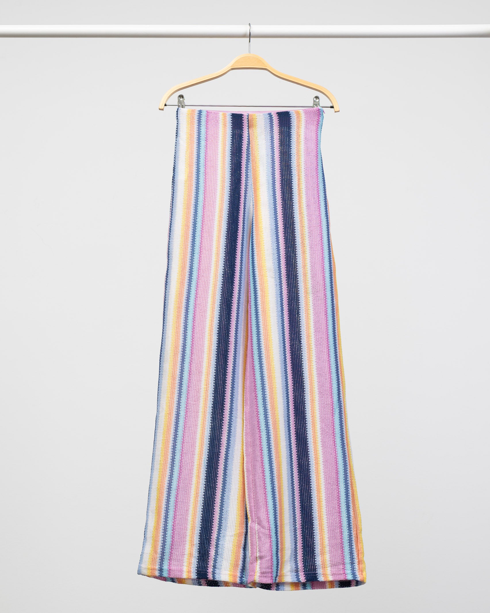 Bunte Hose in Häkeloptik