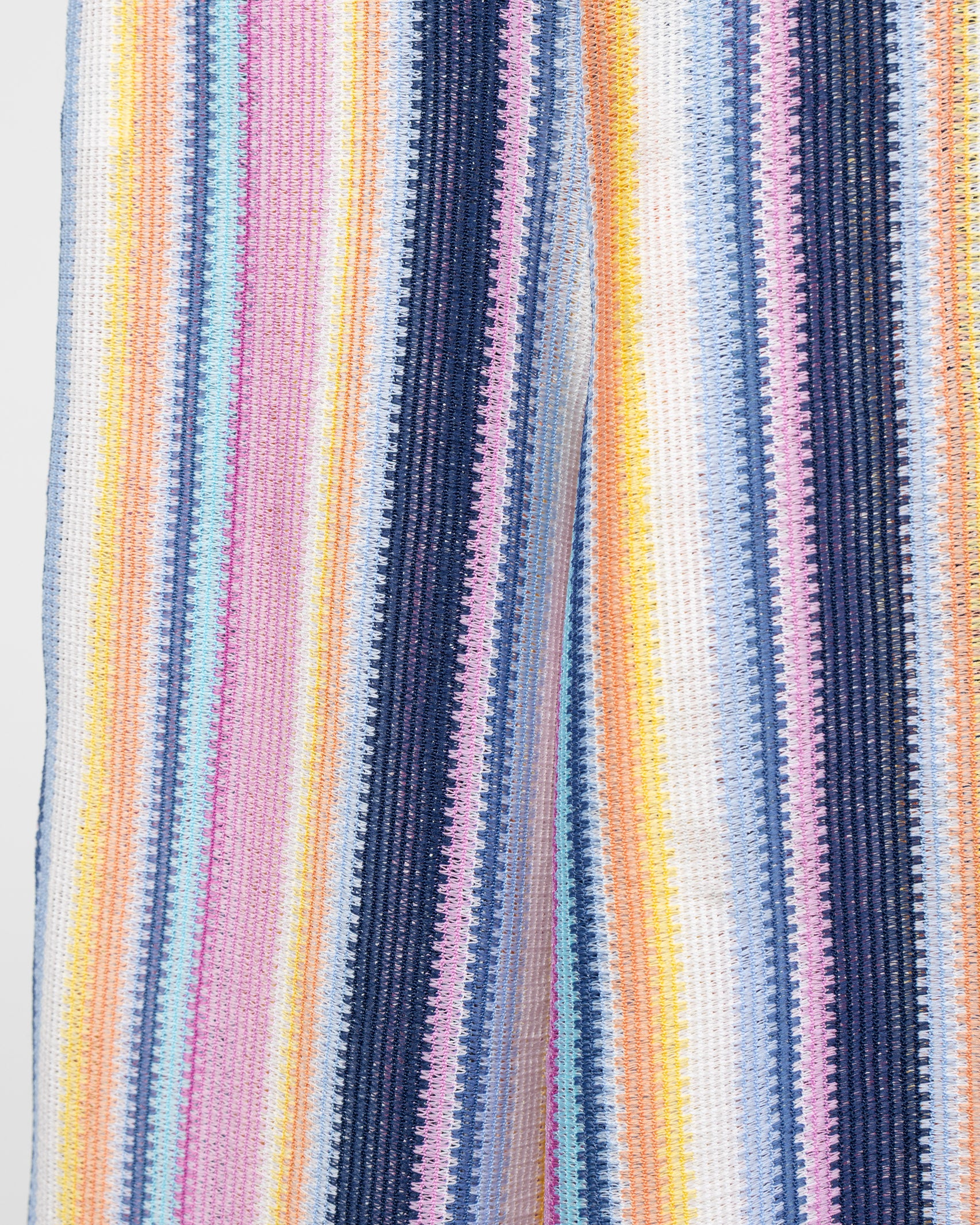 Bunte Hose in Häkeloptik