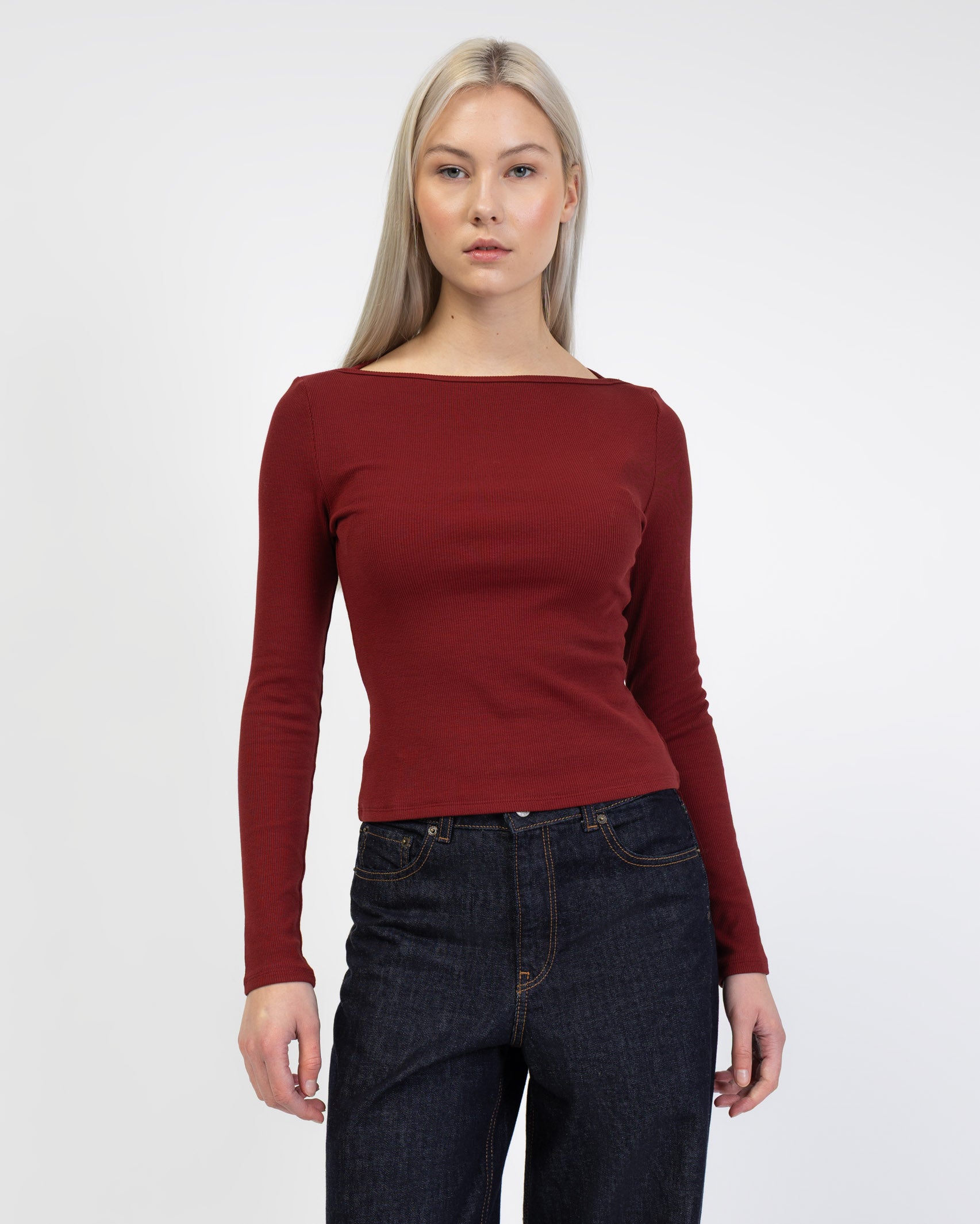 Geripptes Langarmshirt mit U-Boot Ausschnitt