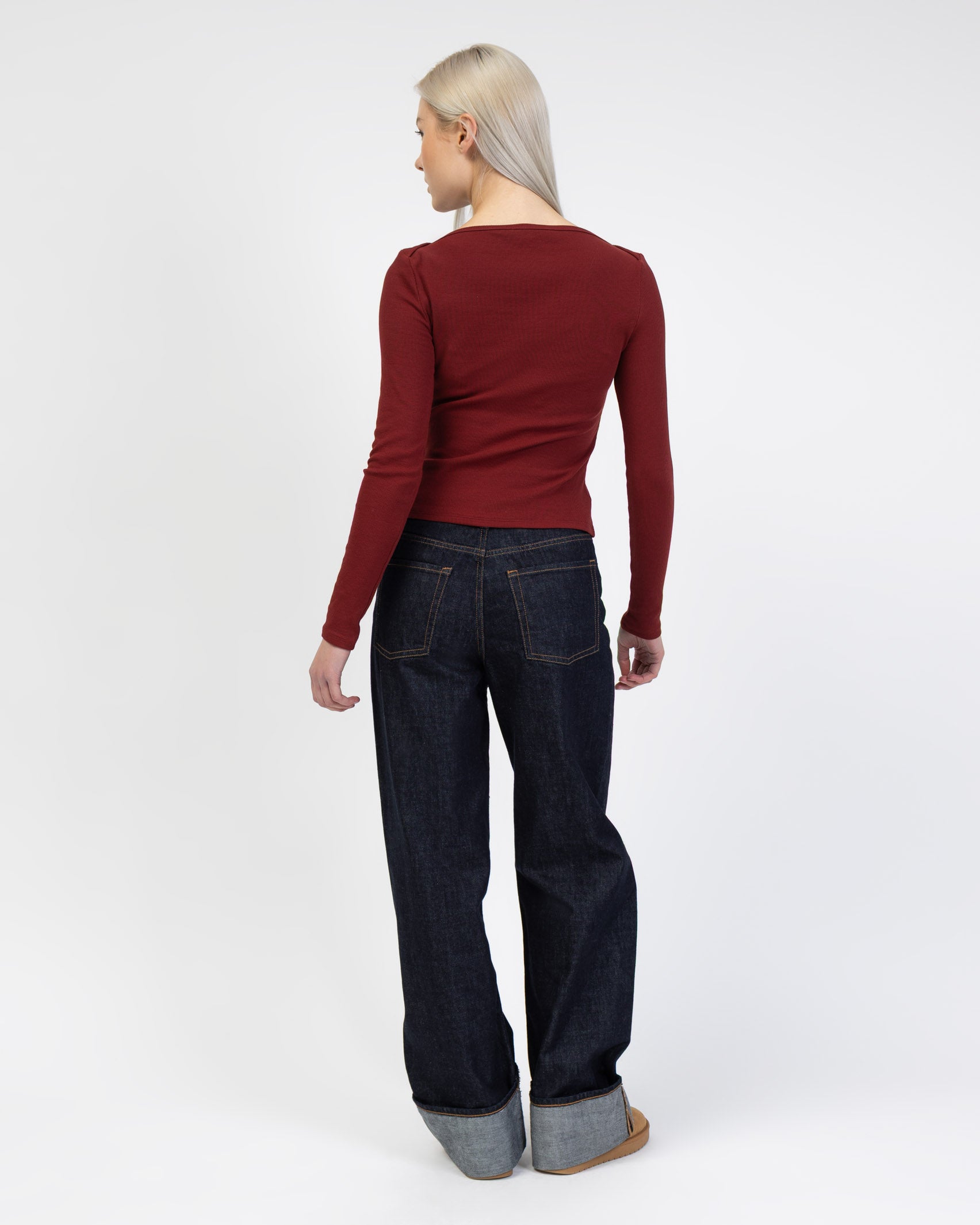 Geripptes Langarmshirt mit U-Boot Ausschnitt