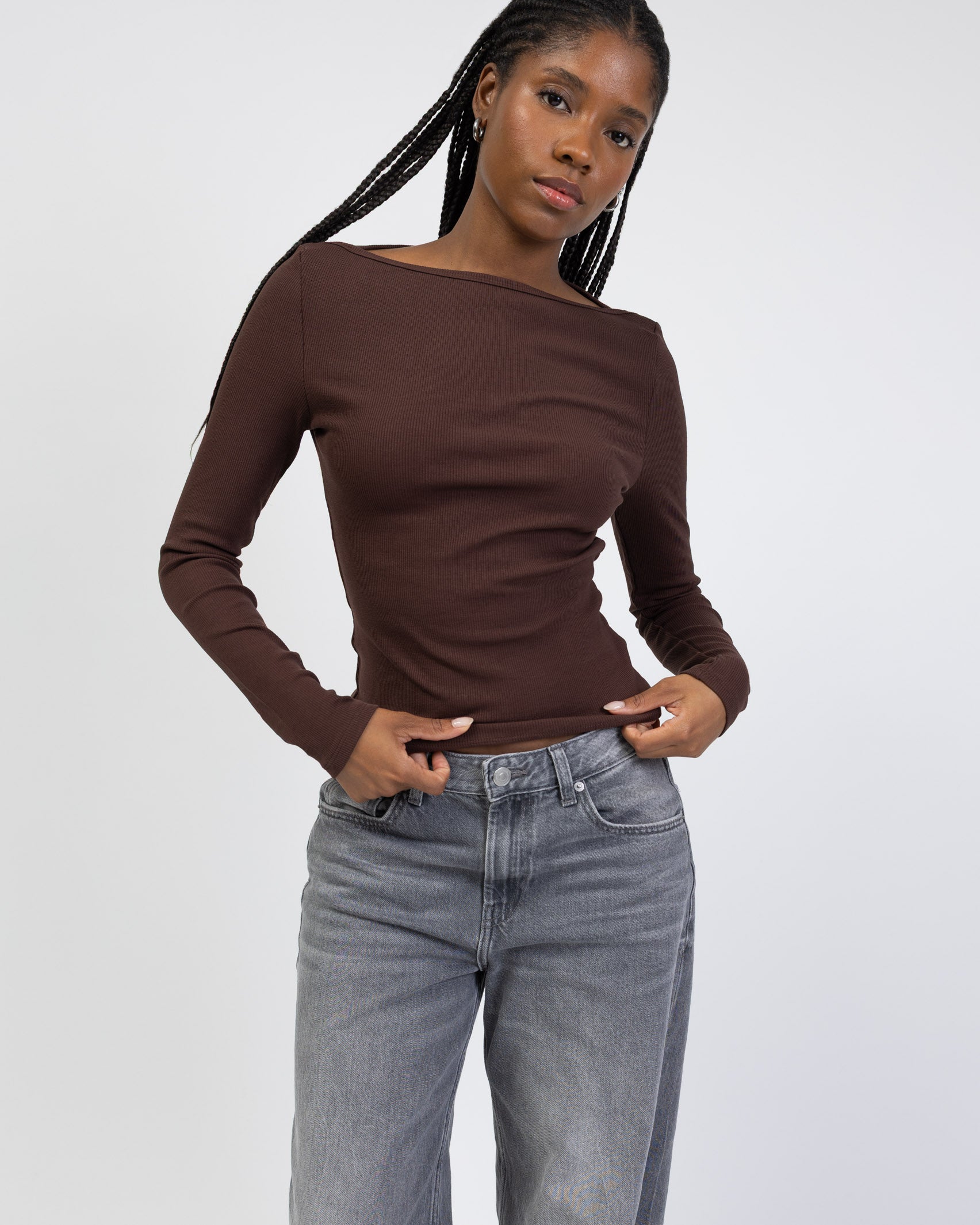 Geripptes Langarmshirt mit U-Boot Ausschnitt