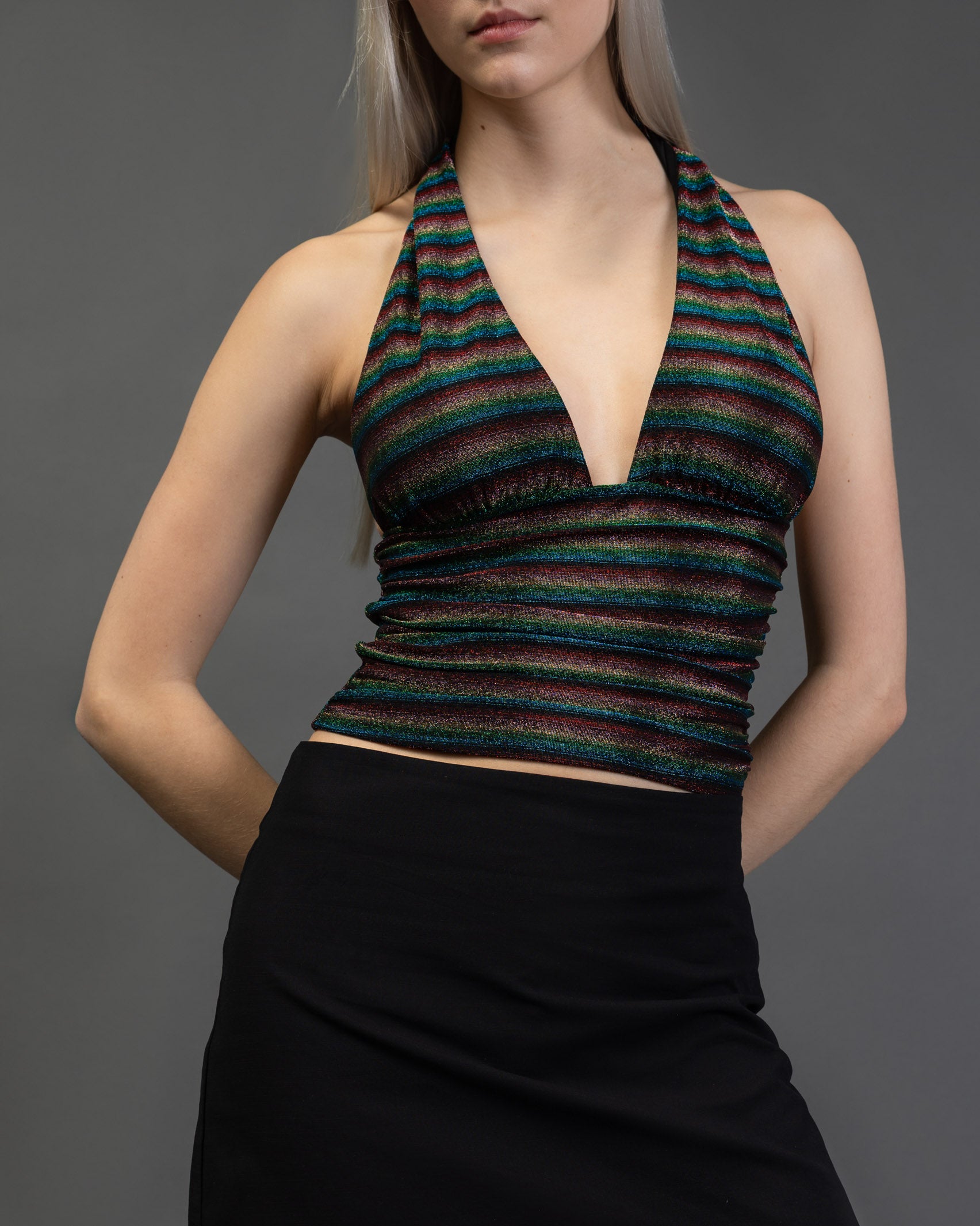 Neckholdertop mit glitzernden Streifen