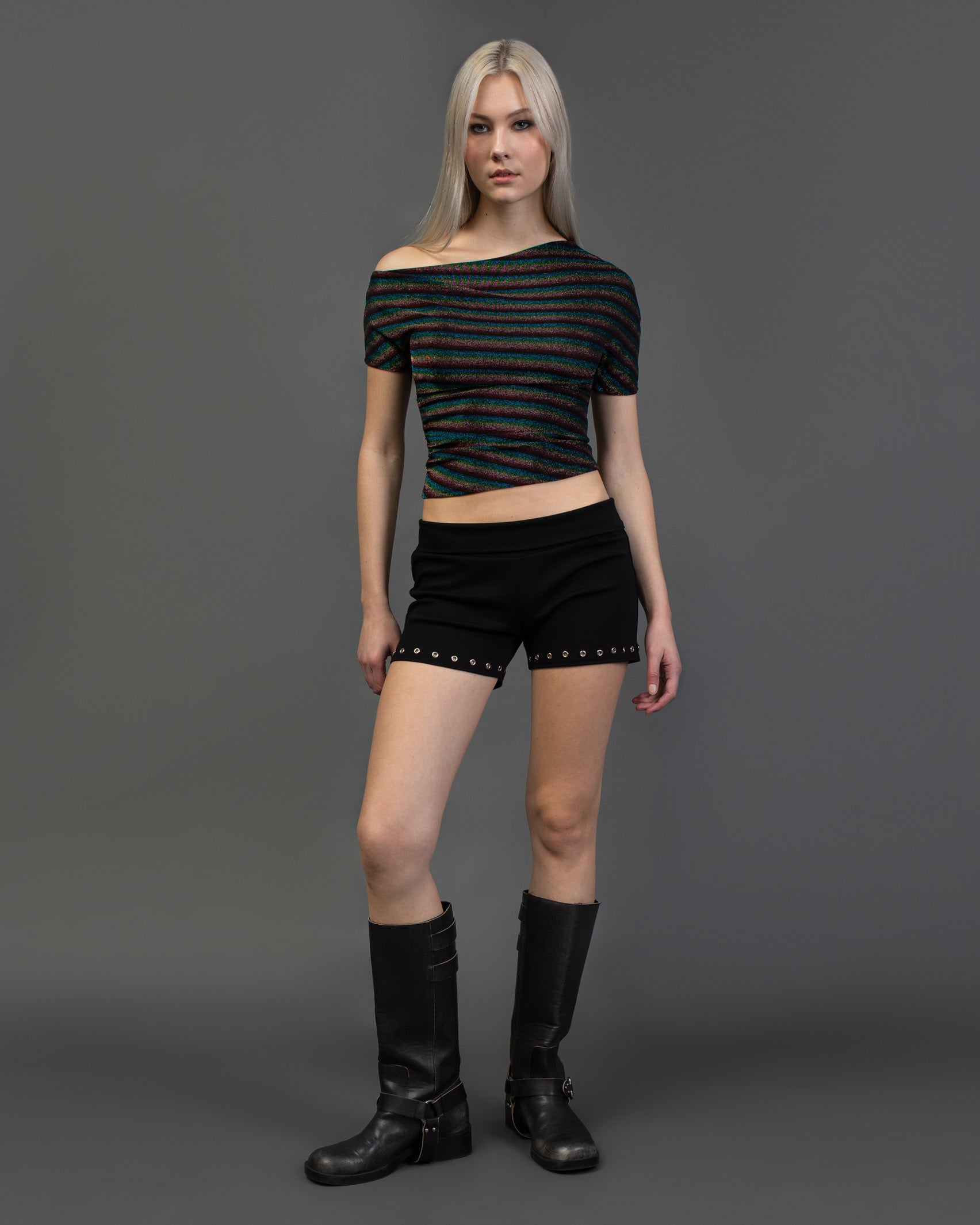 Offshoulder Shirt mit bunt glitzernden Streifen