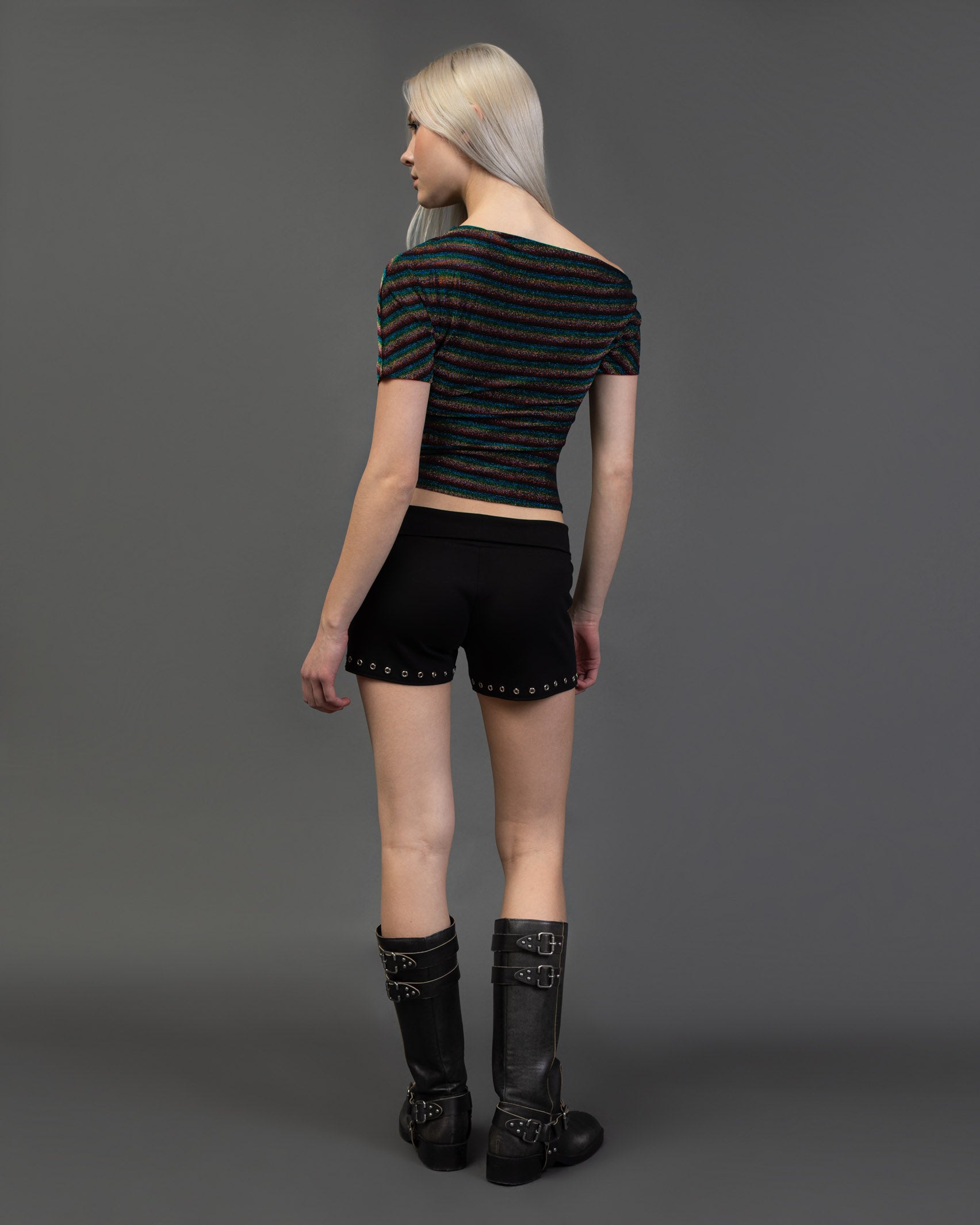 Offshoulder Shirt mit bunt glitzernden Streifen