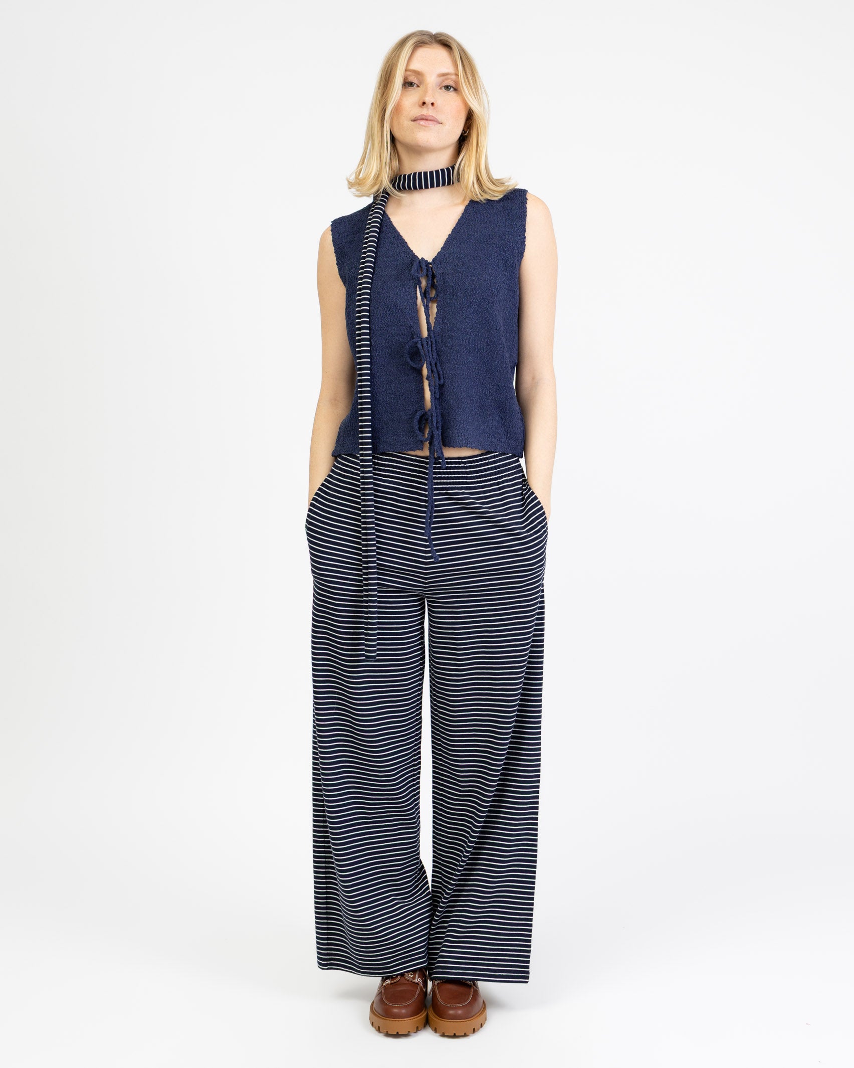 Einfarbiges Stricktop zum Binden