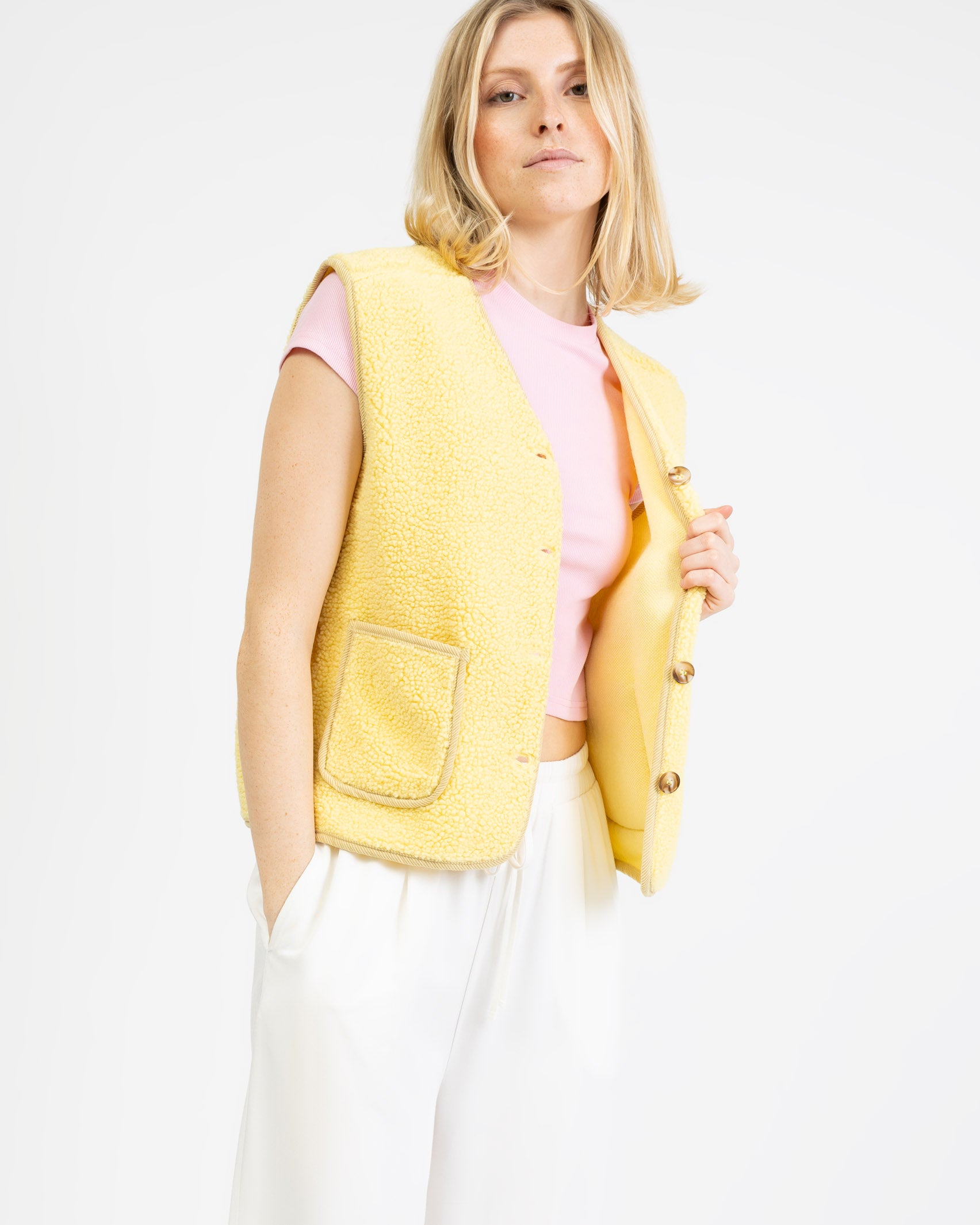 Teddy Weste mit Kontrastnähten