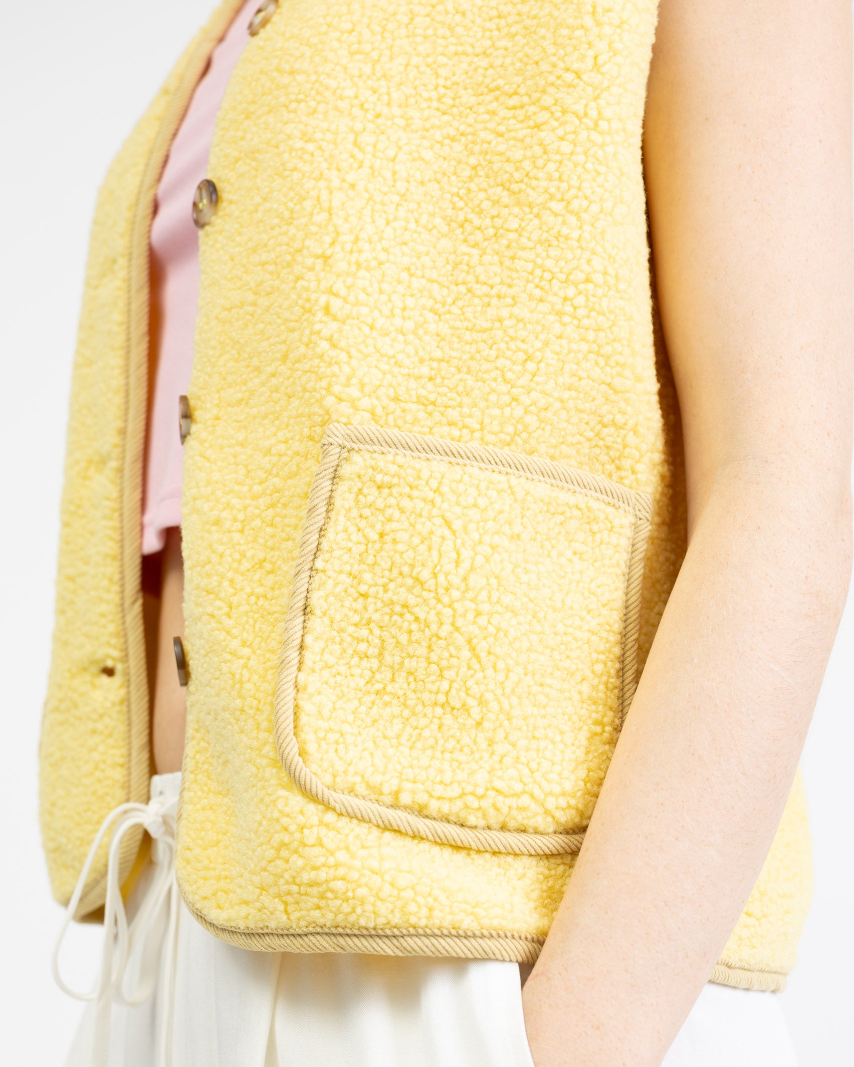 Teddy Weste mit Kontrastnähten