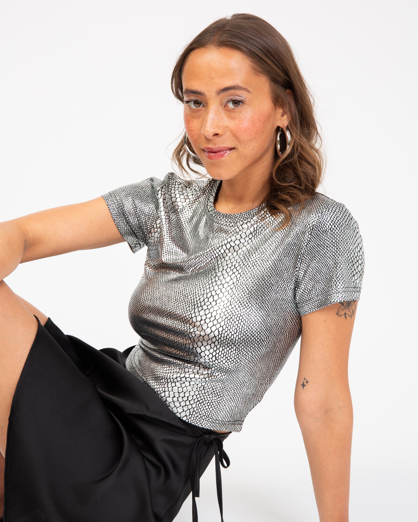 Silbernes T-Shirt mit Schlangenprint