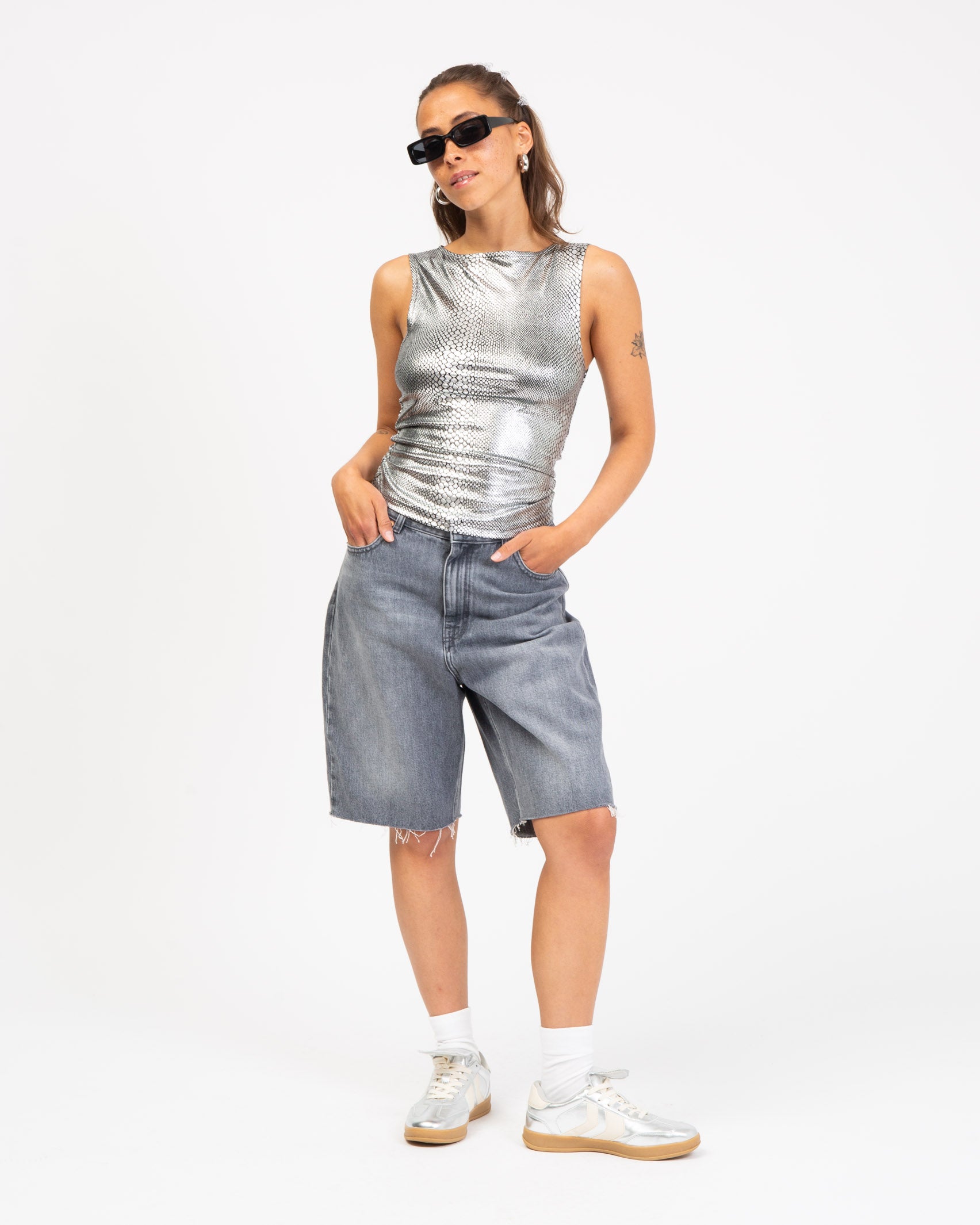 Silbernes Top mit mit Schlangenprint