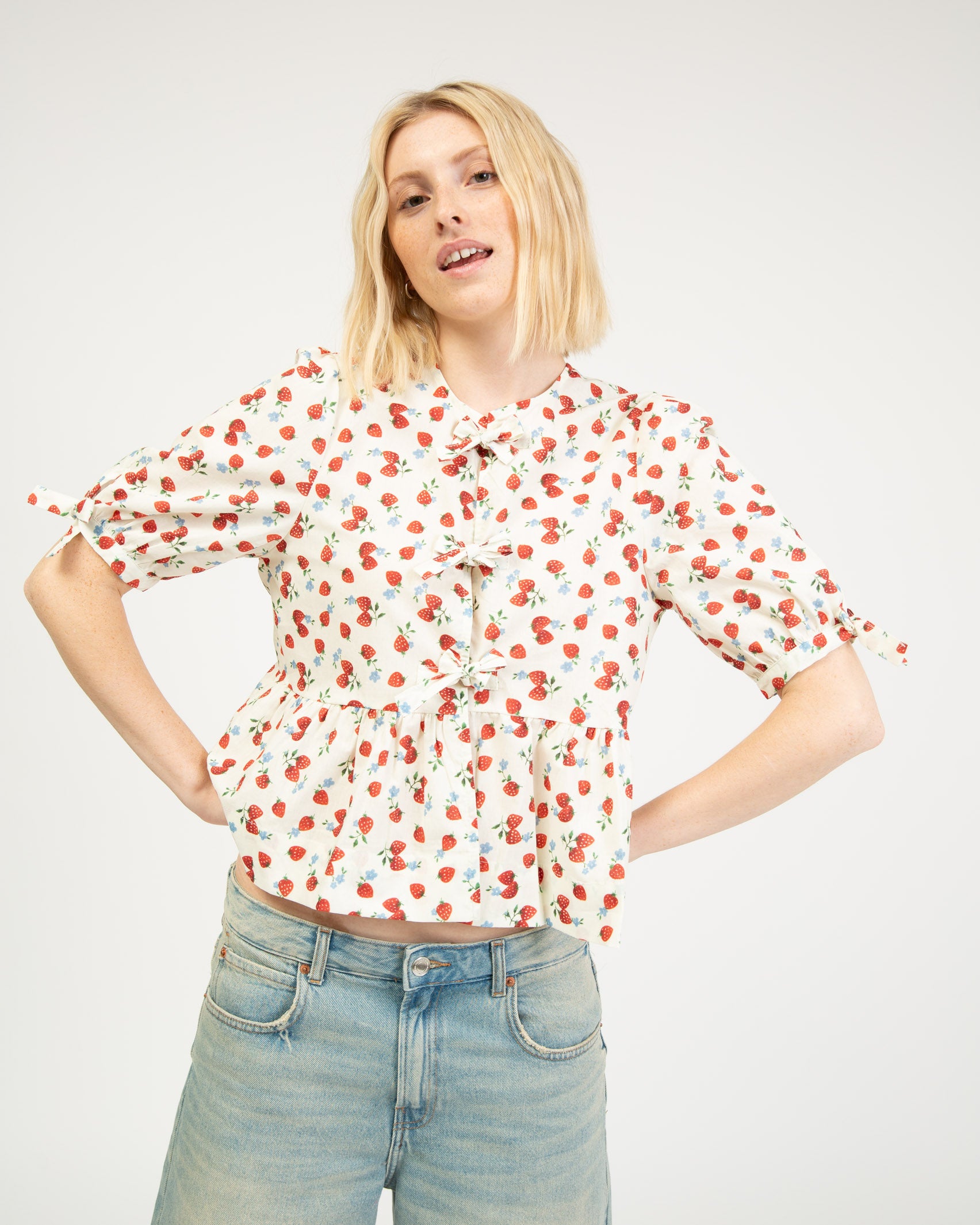 Kurzarmbluse mit Erdbeermotiv