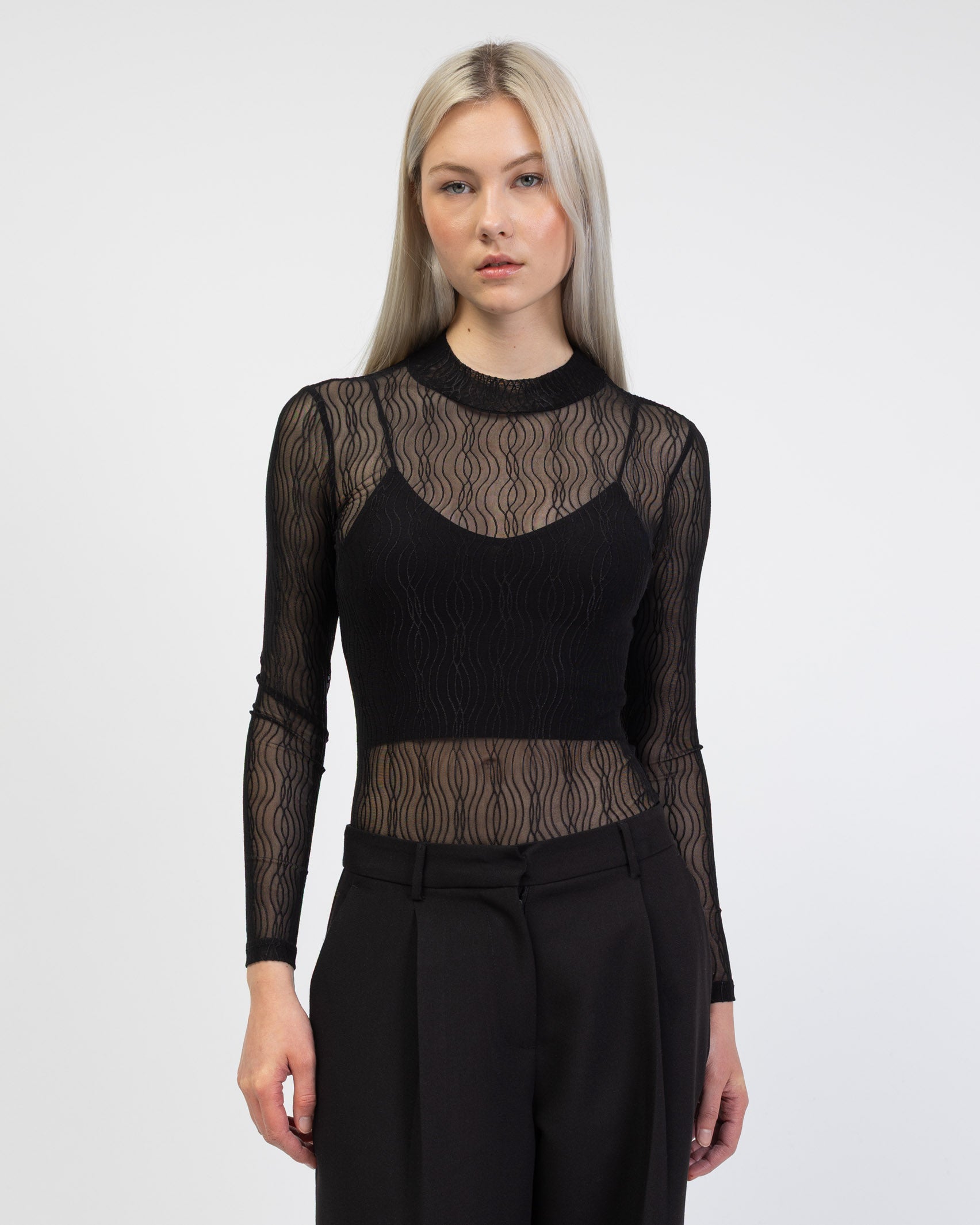 Transparenter Body mit Wellenmuster