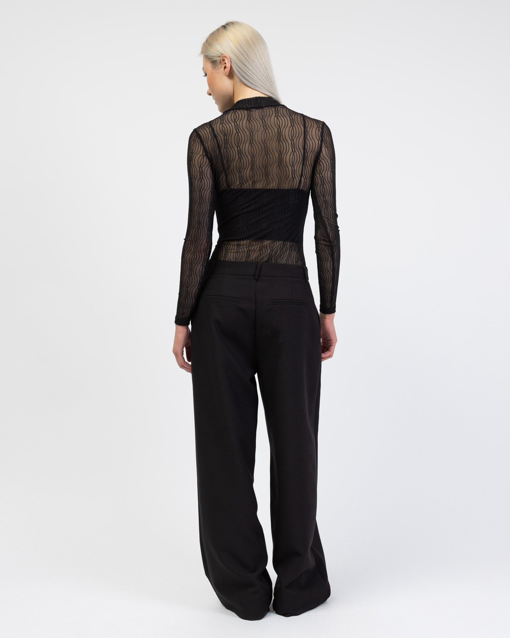 Transparenter Body mit Wellenmuster