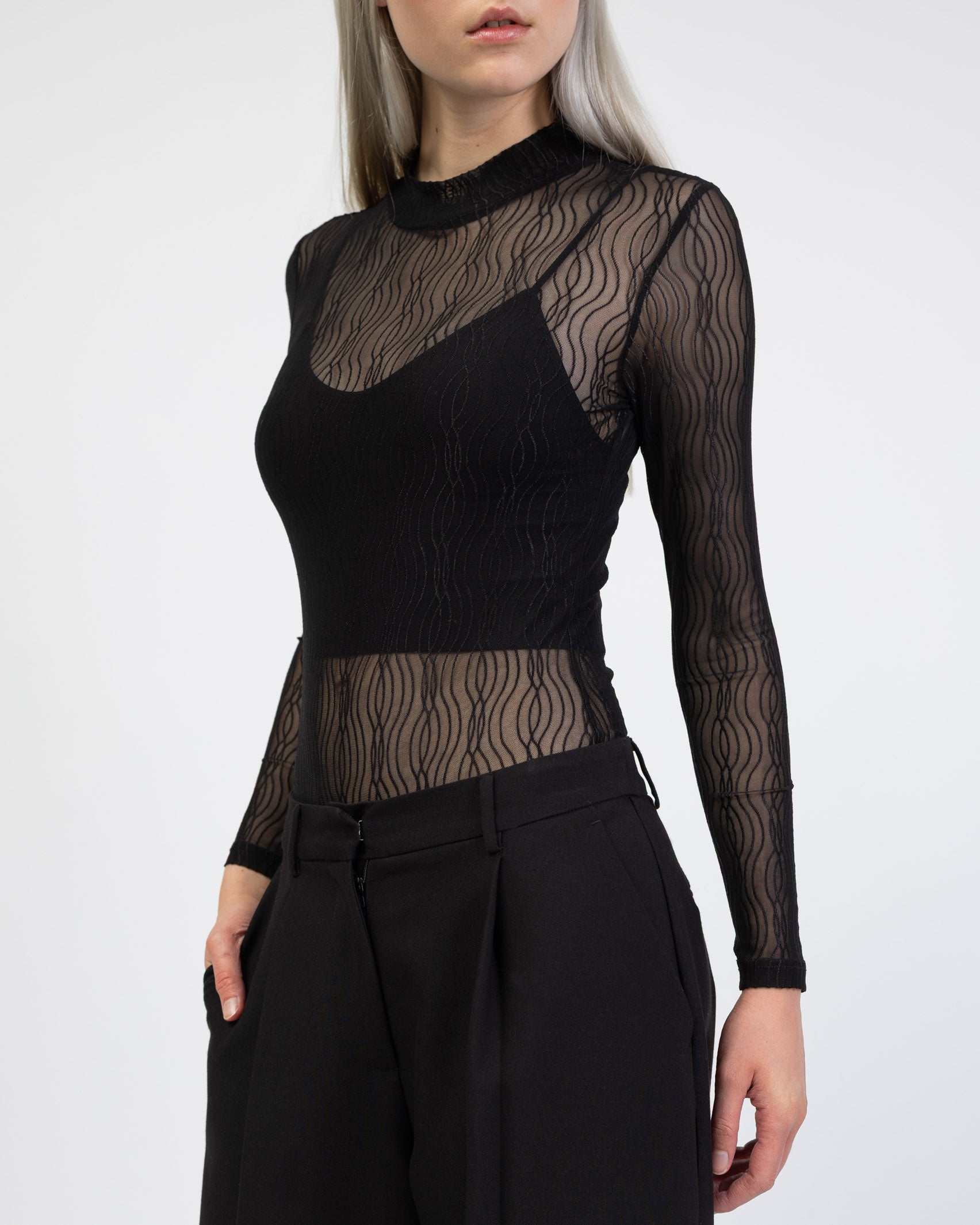 Transparenter Body mit Wellenmuster