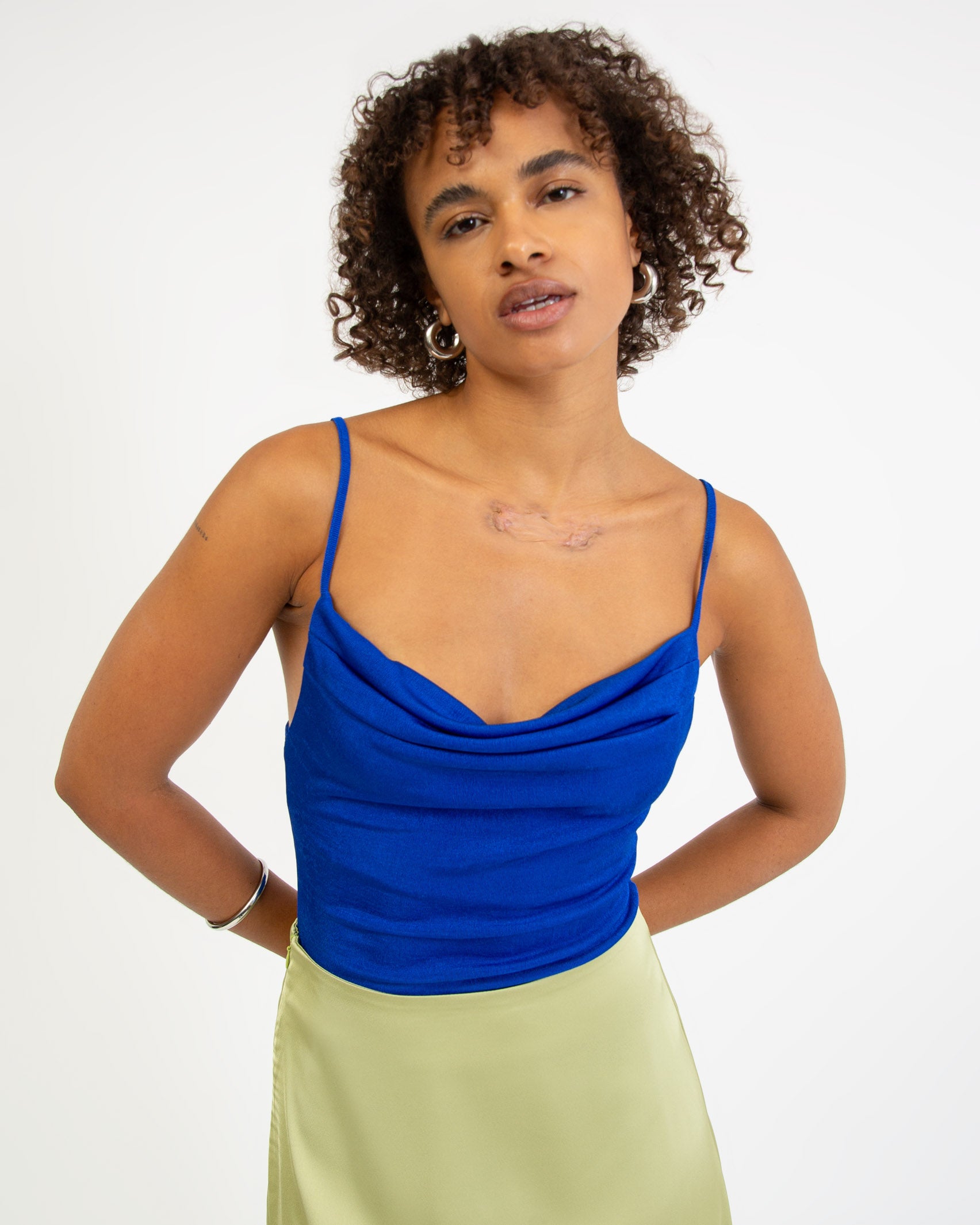 Schimmernder Trägerbody mit Wasserfallausschnitt - Broke + Schön