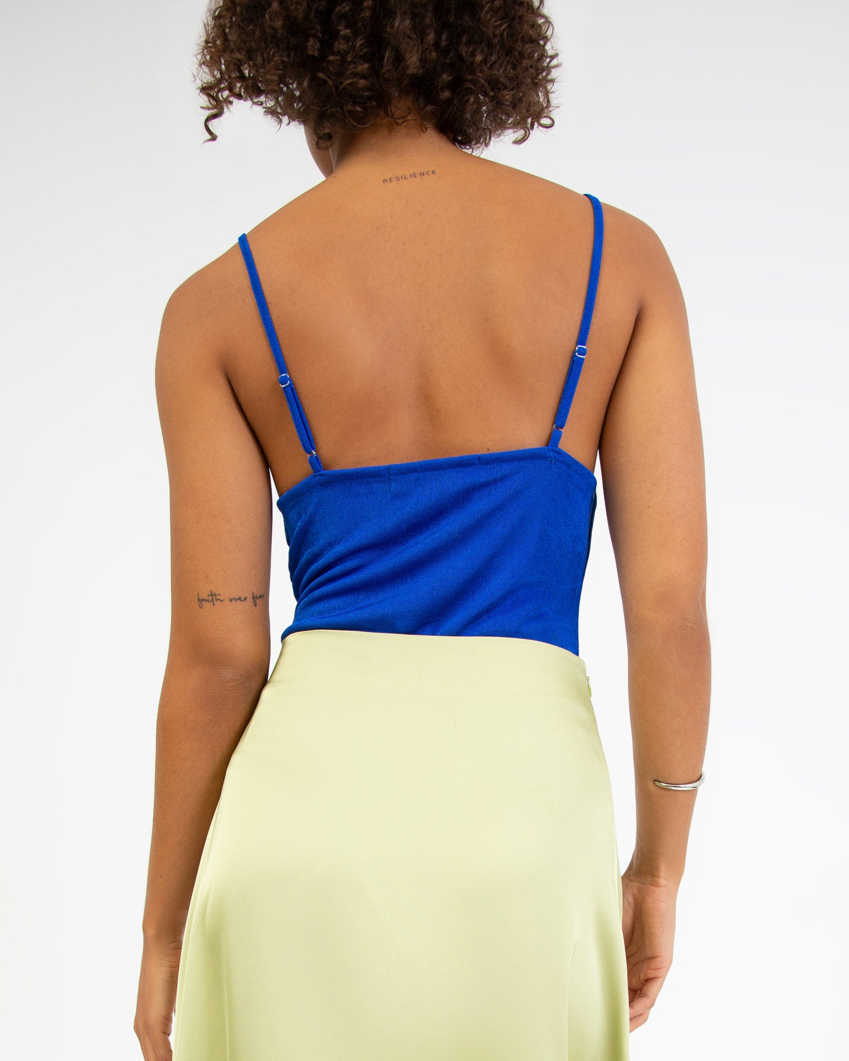 Schimmernder Trägerbody mit Wasserfallausschnitt - Broke + Schön