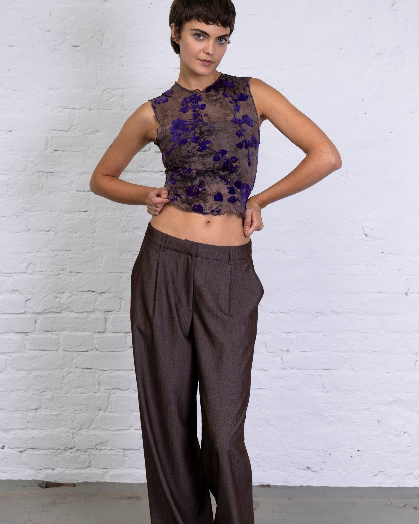 Mesh Top mit samtigem Blumenprint