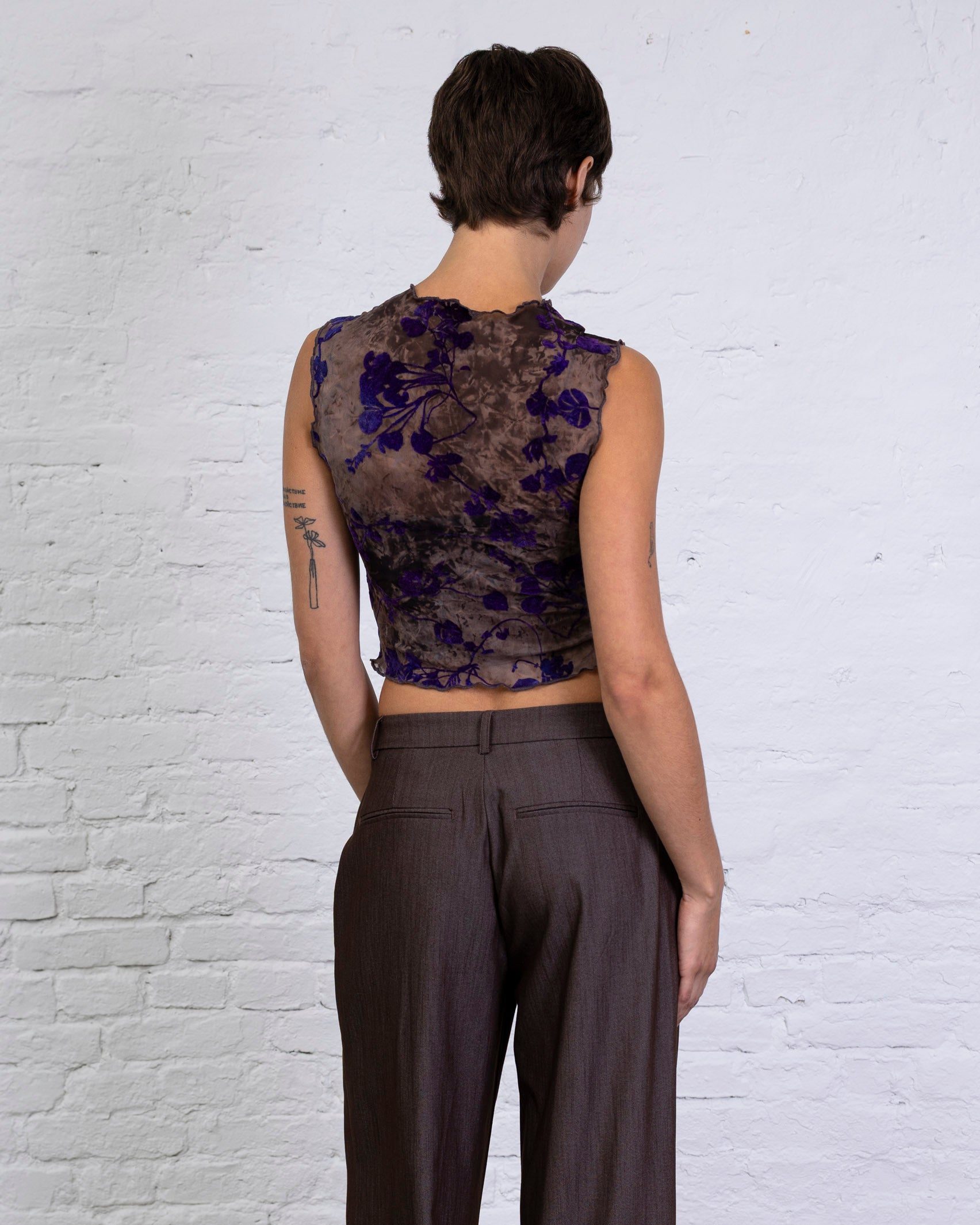 Mesh Top mit samtigem Blumenprint