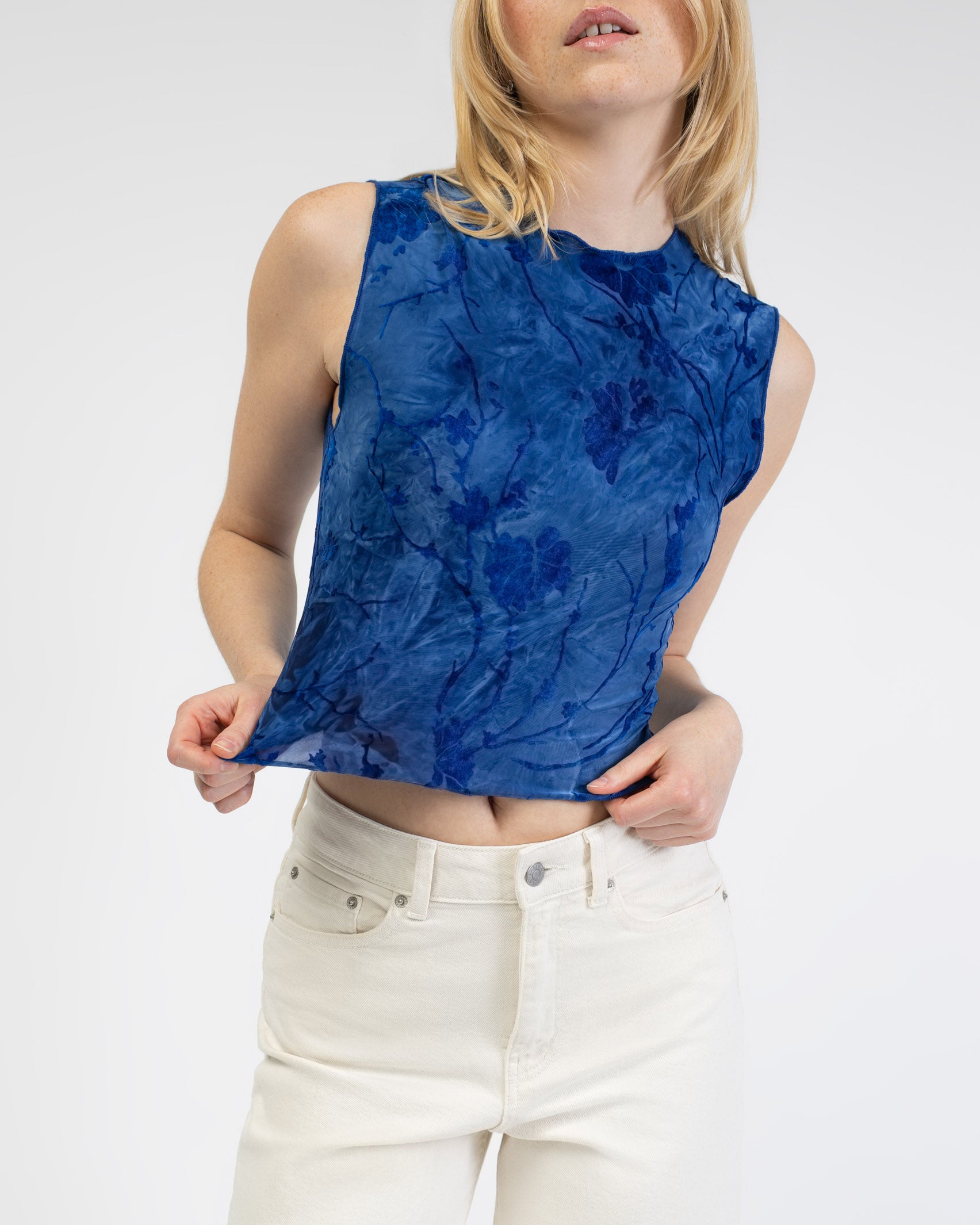 Top mit Blumenprint aus Samt