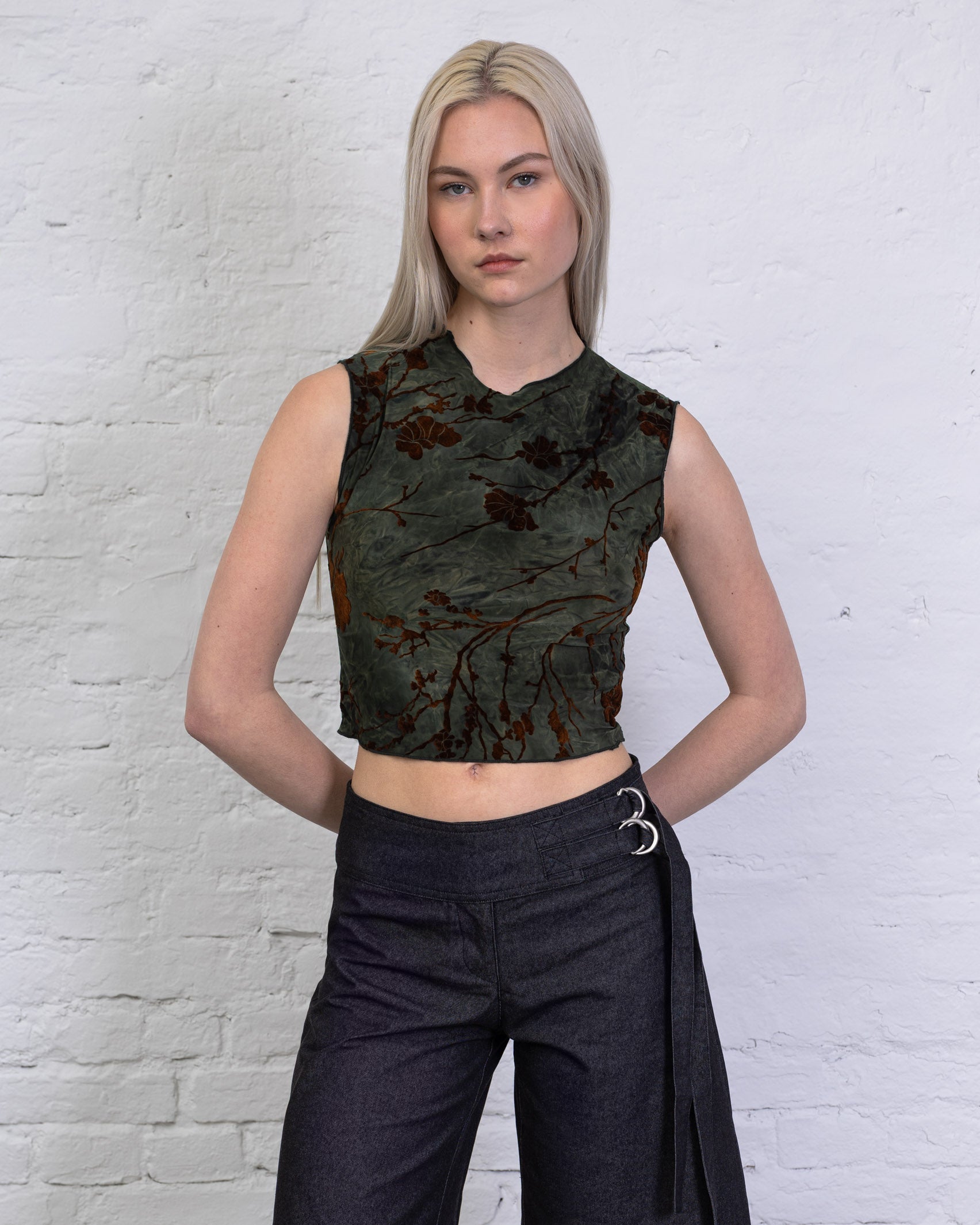 Top mit Blumenprint aus Samt