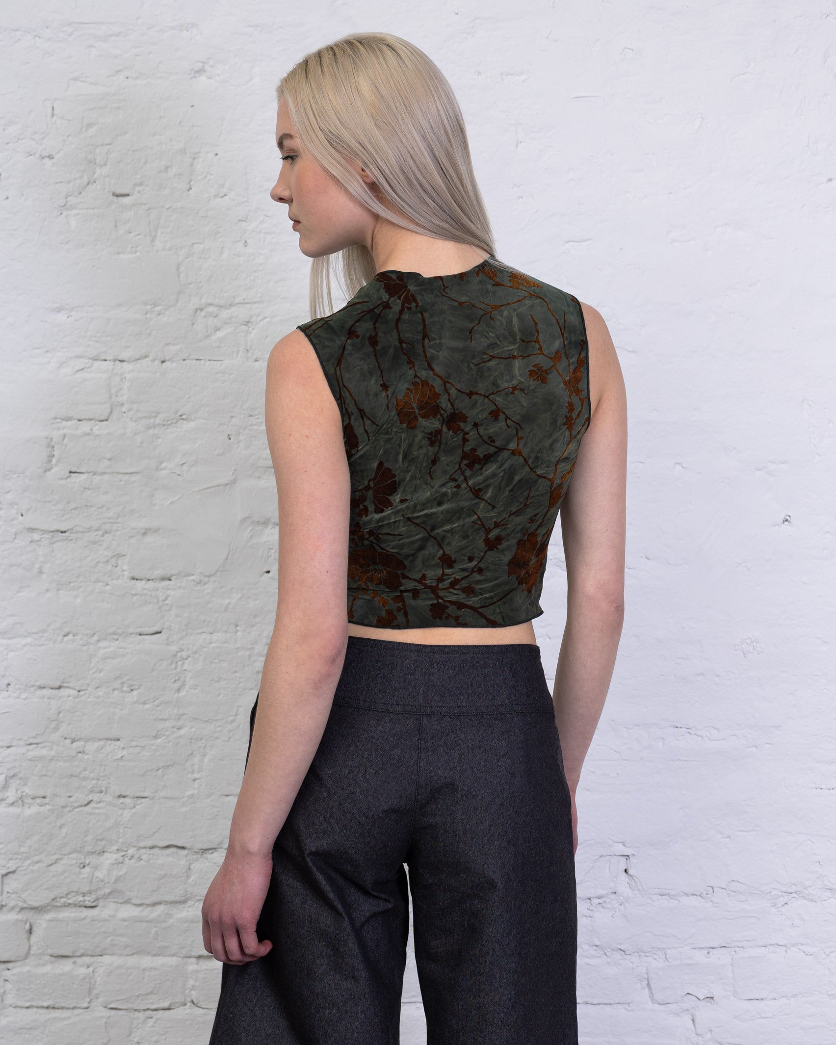 Top mit Blumenprint aus Samt