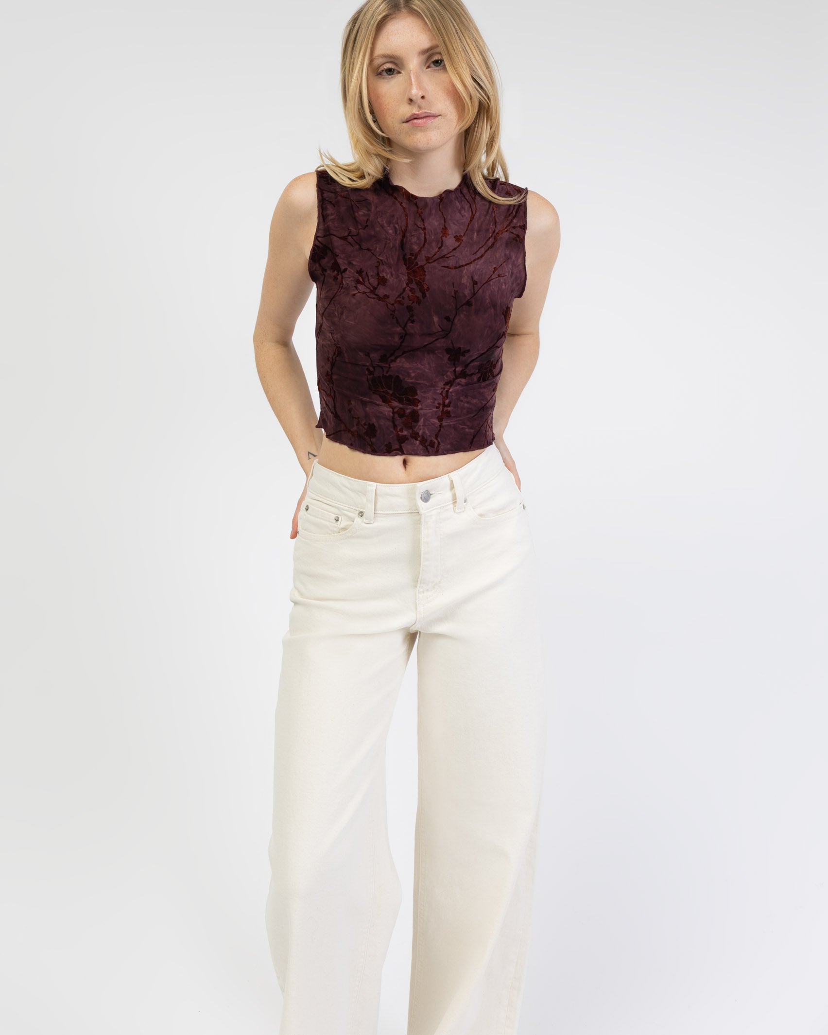 Top mit Blumenprint aus Samt